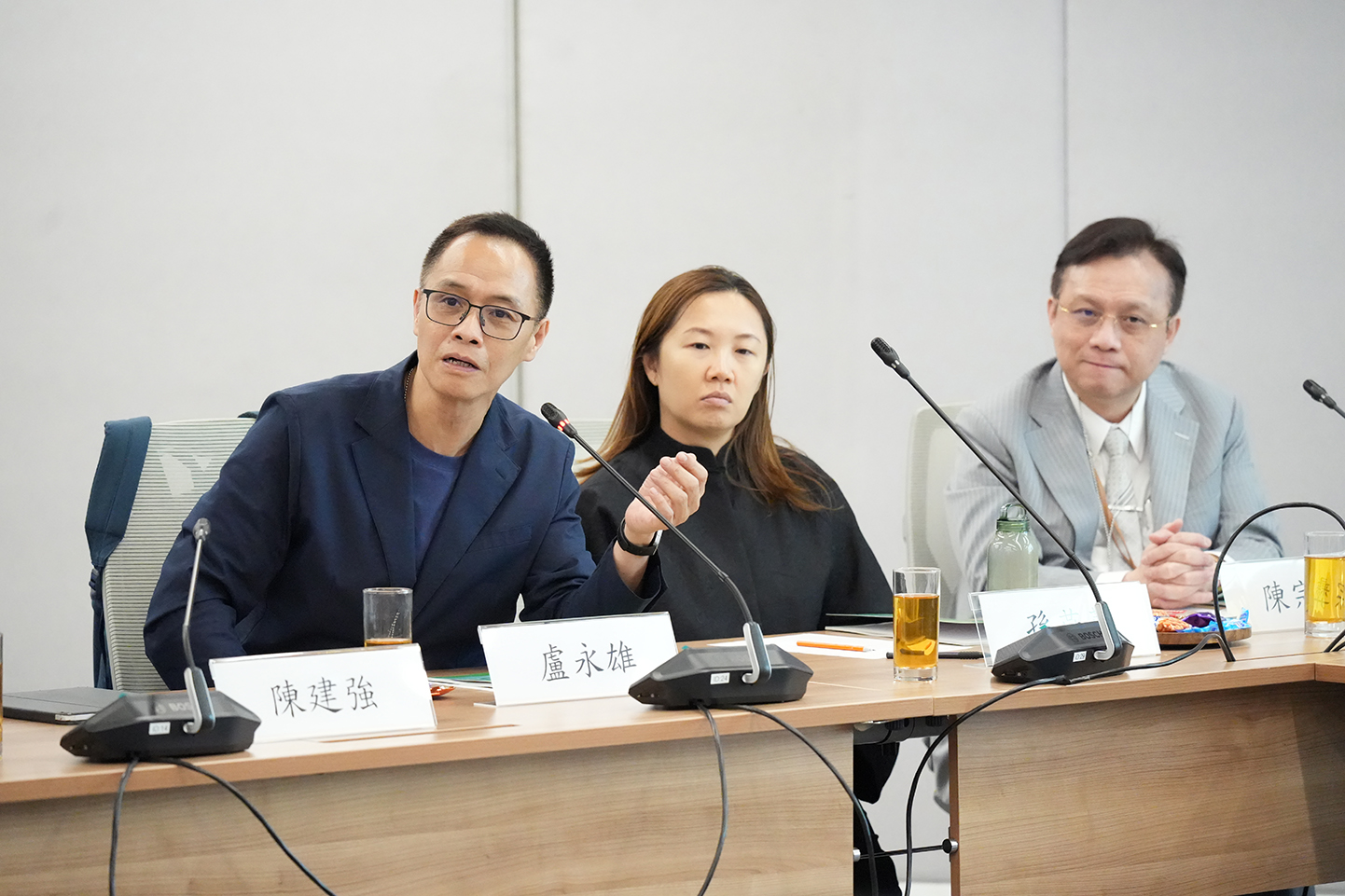 （左起）特首政策組專家組成員盧永雄、孫燕華博士及陳宗彝出席第十期「與專家有約」研討會。