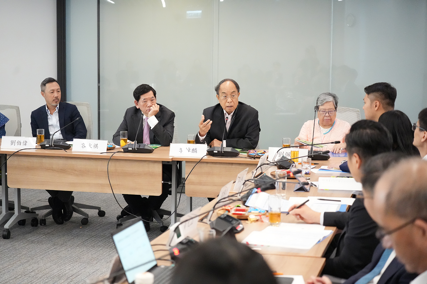 （左起）特首政策組專家組成員劉伯偉、容永祺、李焯麟及劉佩瓊教授出席第十期「與專家有約」研討會。