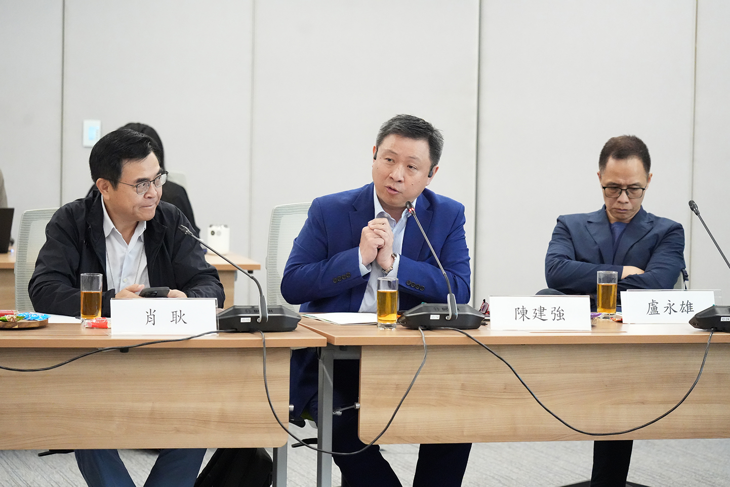 （左起）特首政策組專家組成員肖耿教授、陳建強醫生及盧永雄出席第十期「與專家有約」研討會。