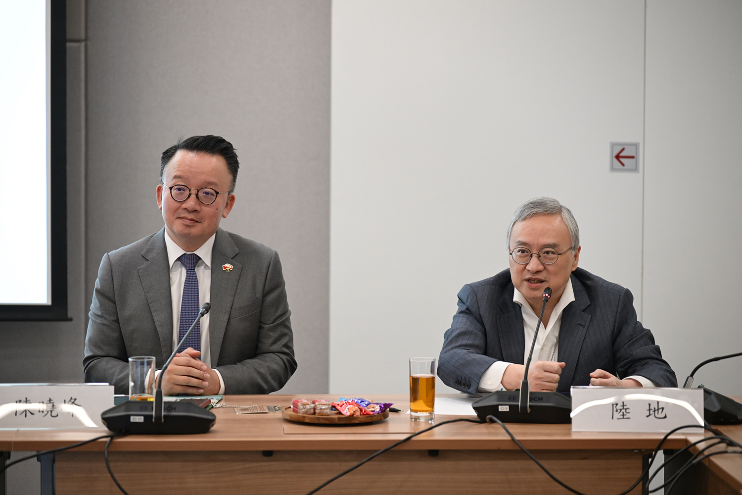 特首政策組專家組成員陳曉峰（左）及陸地博士（右）出席第九期「與專家有約」研討會。