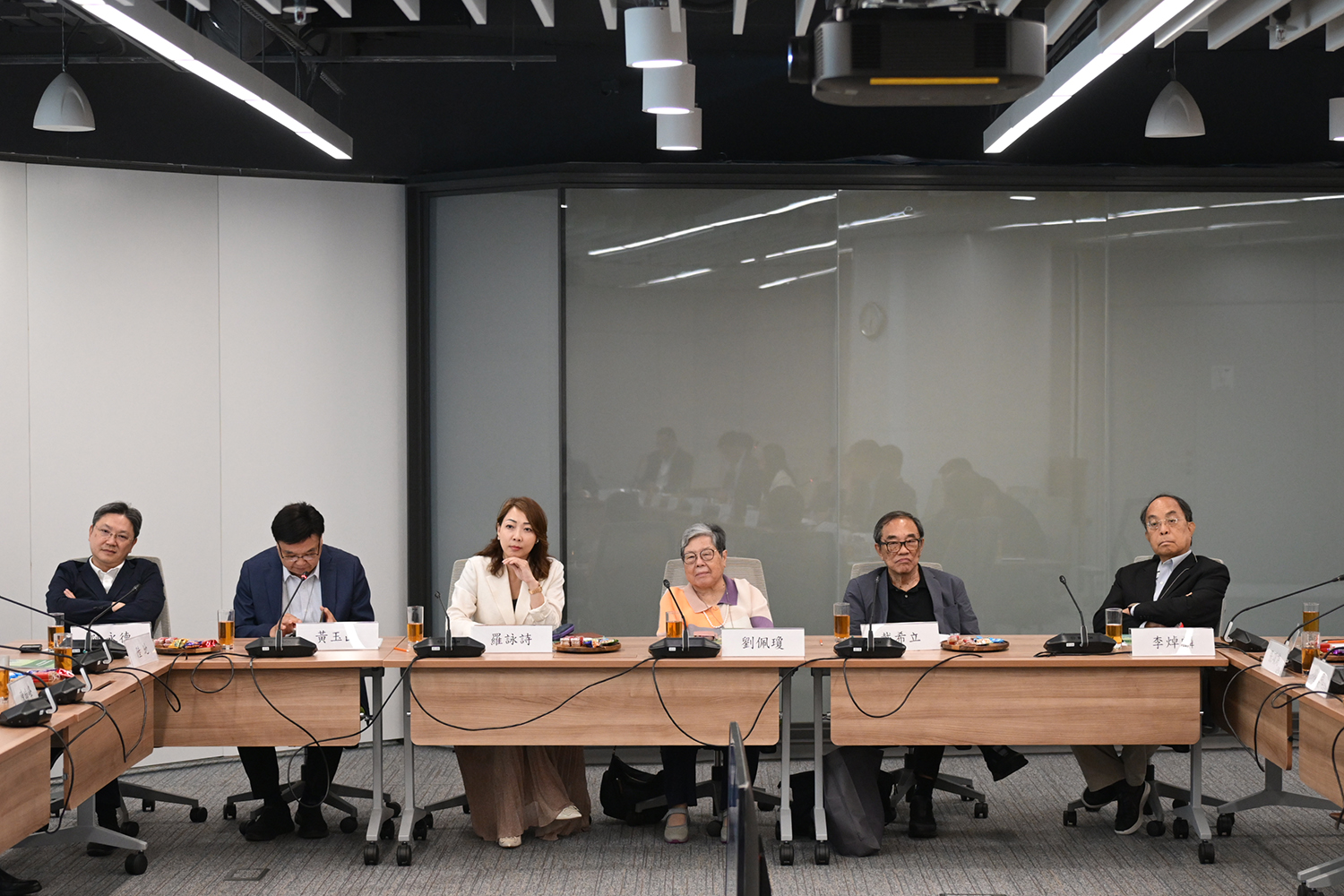 （左起）特首政策組專家組成員陳永德、黃玉山教授、羅詠詩、劉佩瓊教授、戴希立及李焯麟出席第九期「與專家有約」研討會。