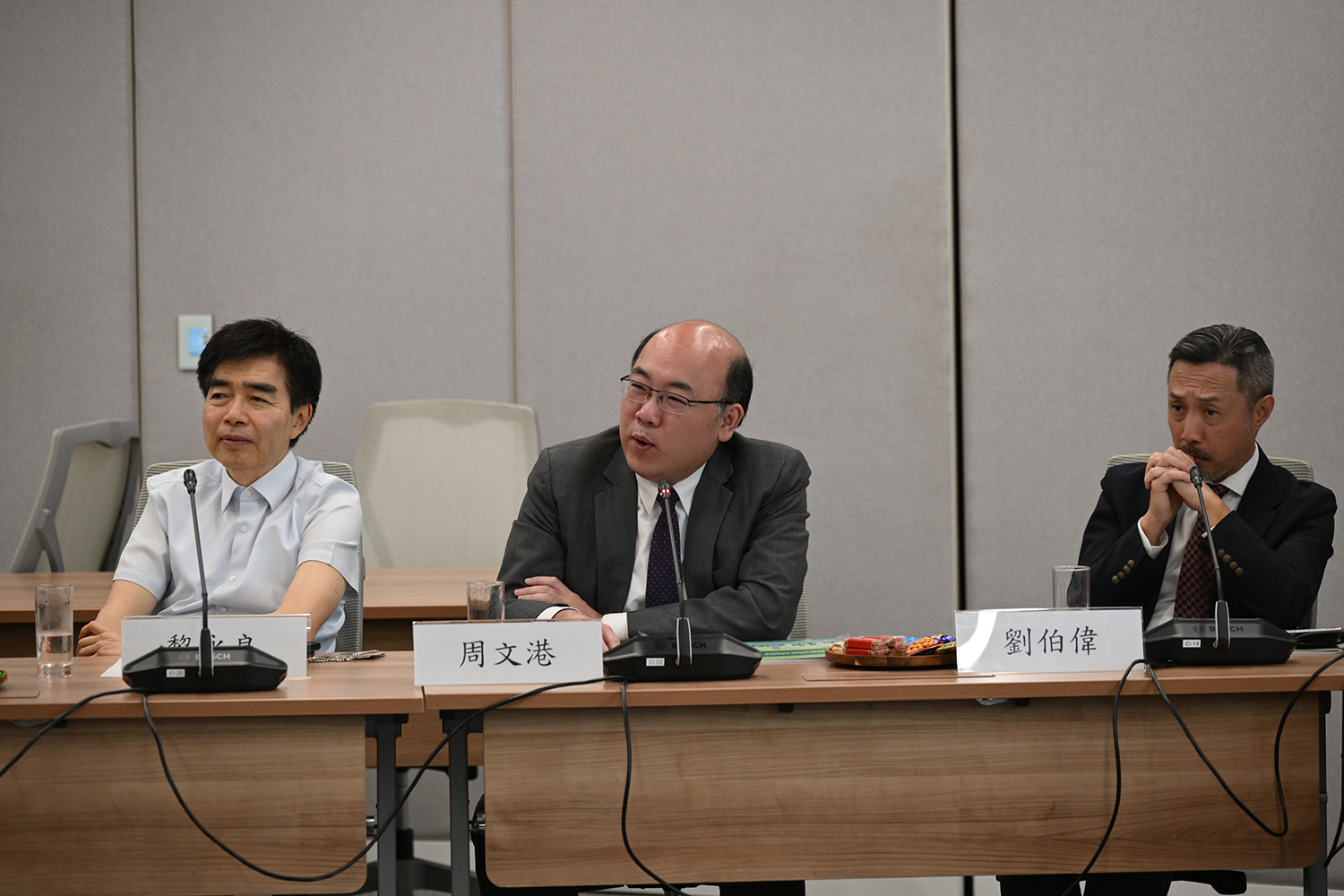 （左起）特首政策組專家組成員黎永良、周文港博士及劉伯偉出席第九期「與專家有約」研討會。