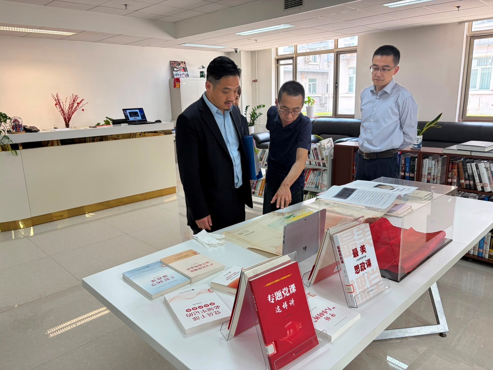 黃元山博士(左一)聽取商務部研究院團隊介紹其工作。
