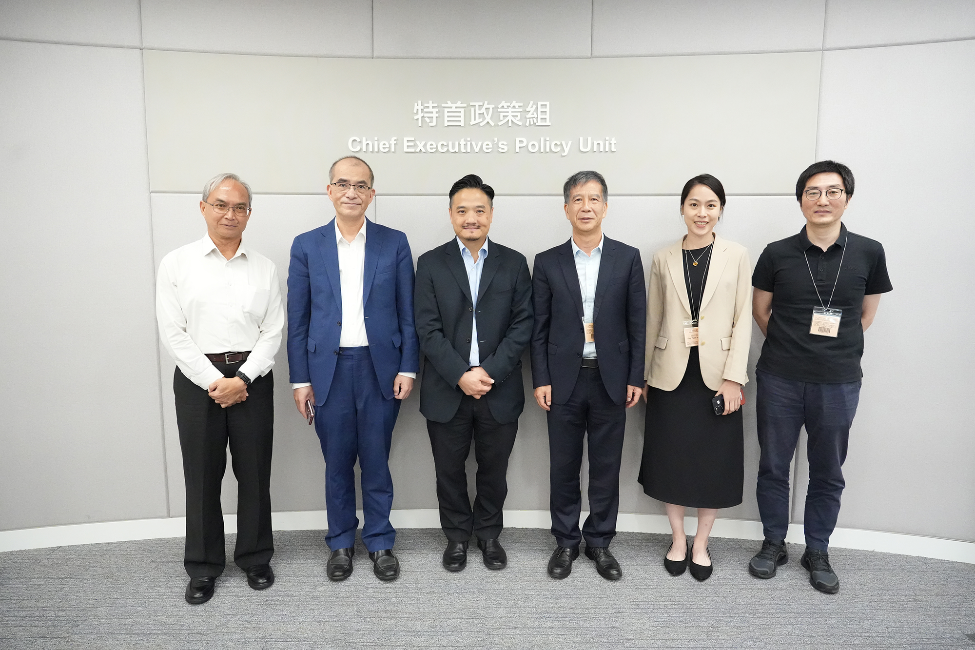 黃元山博士（左三）、王春新博士（左二）及關家明（左一）與清華大學深圳國際研究生院副院長左劍惡（右三）的團隊會面。