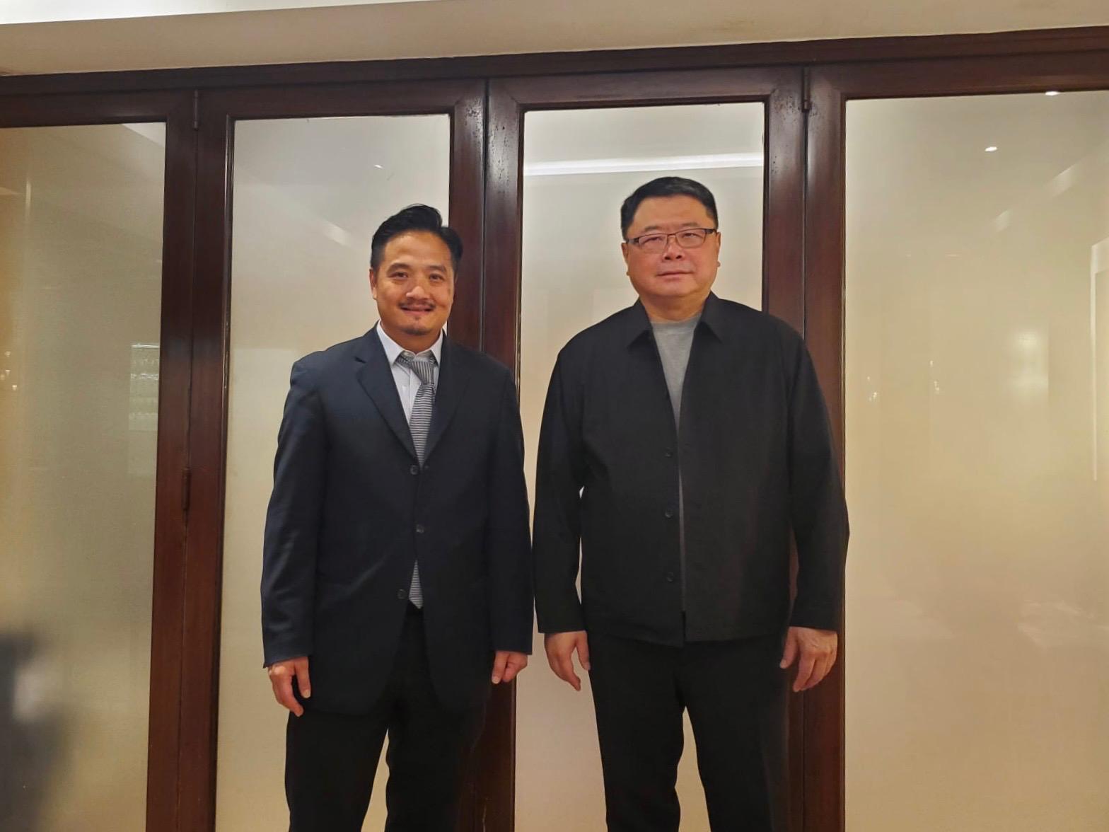黃元山博士（左）與特首顧問團成員、香港科技園公司董事局主席查毅超博士（右）會面。