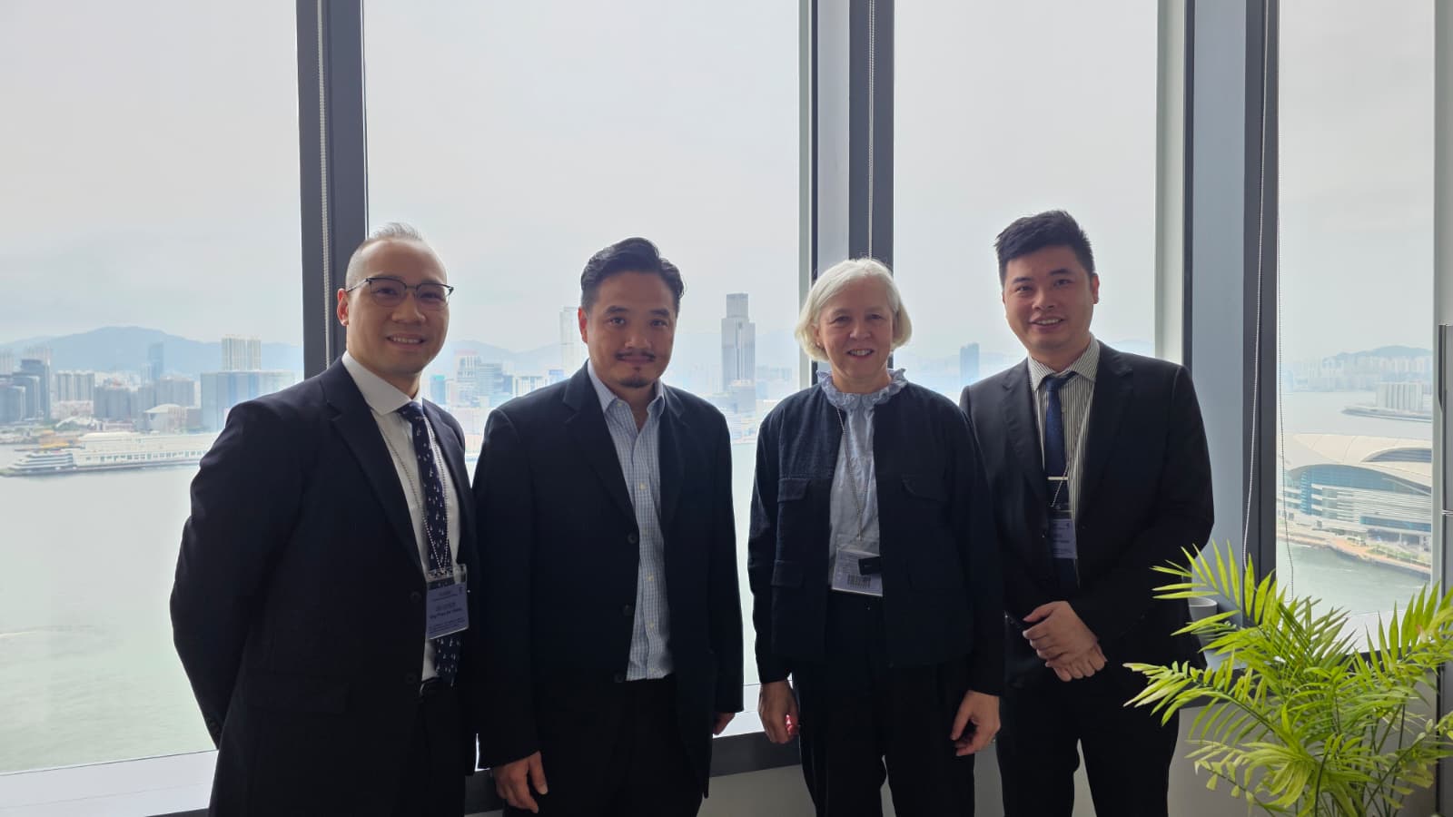 黃元山博士（左二）與恒瑞醫藥全球業務與投資組合策略主管 Karen Atkin（右二）一行會面。