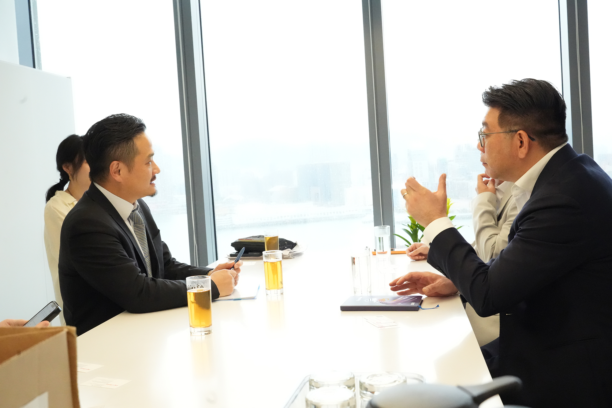 黃元山博士與埃克森美孚香港及澳門燃油銷售業務董事郭展鵬（右一）一行會面。