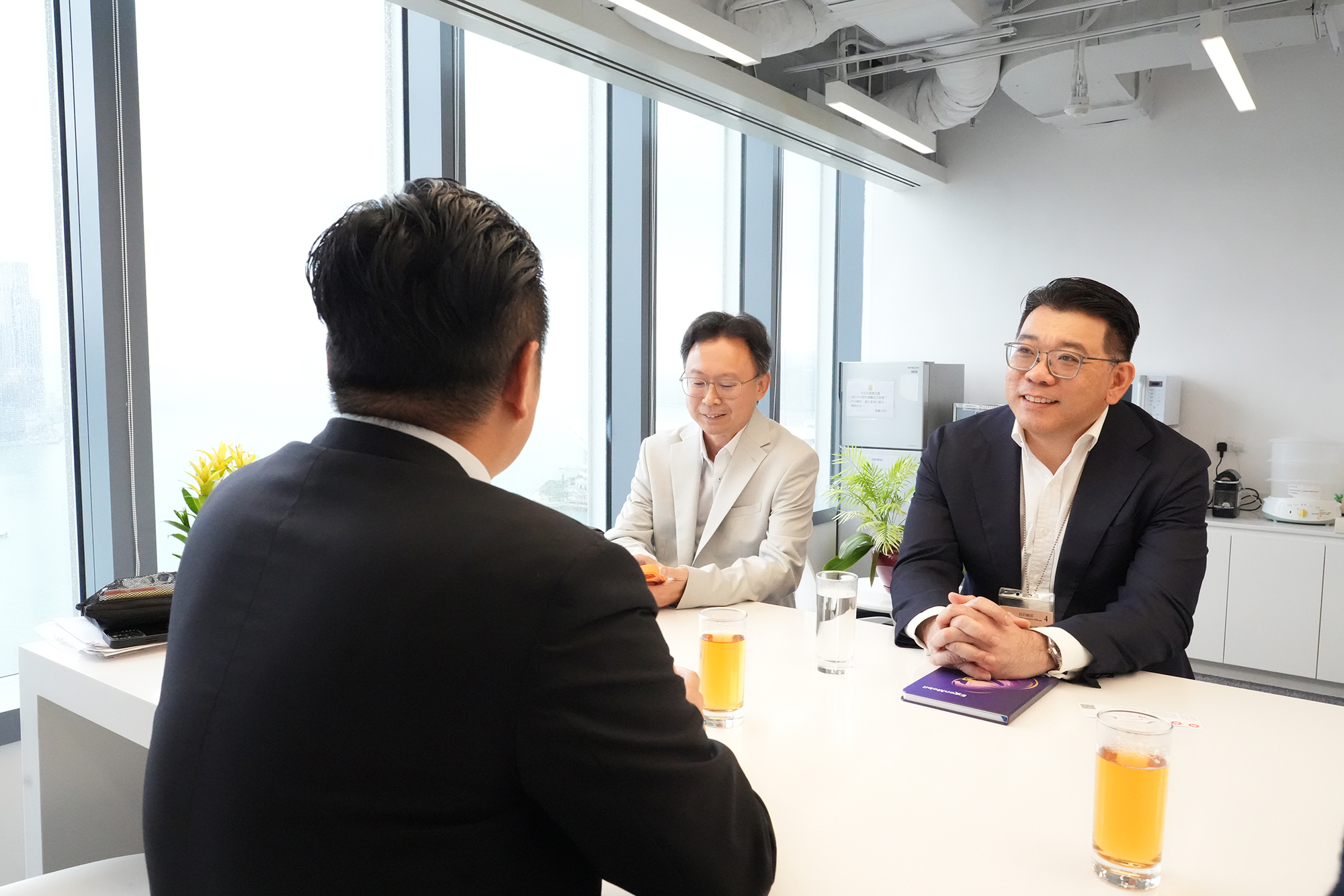 黃元山博士與埃克森美孚香港及澳門燃油銷售業務董事郭展鵬（右一）一行會面。
