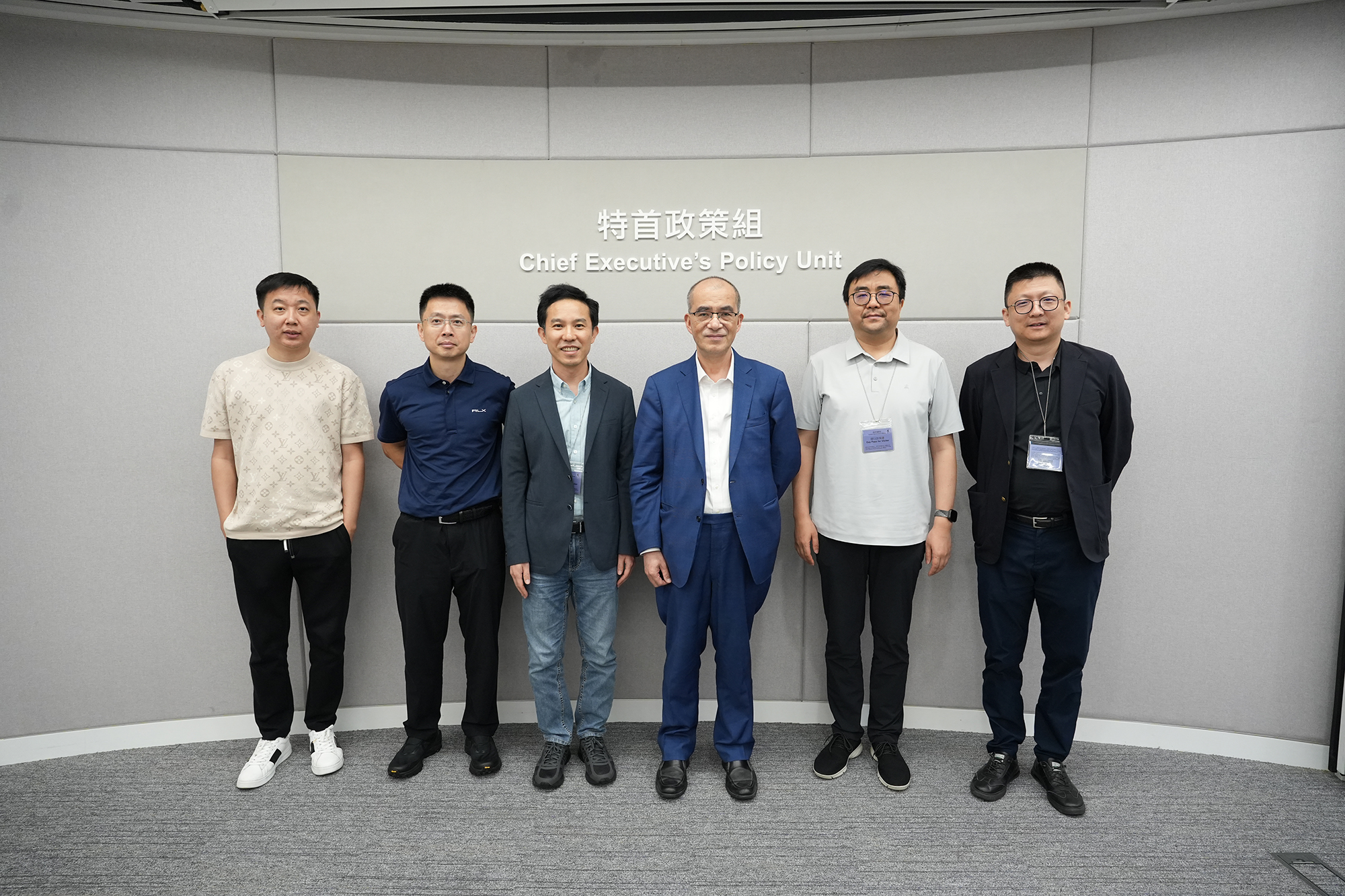 王春新博士（右三）與字節跳動北京總部公共政策研究院執行院長康勇（左三）的團隊會面。
