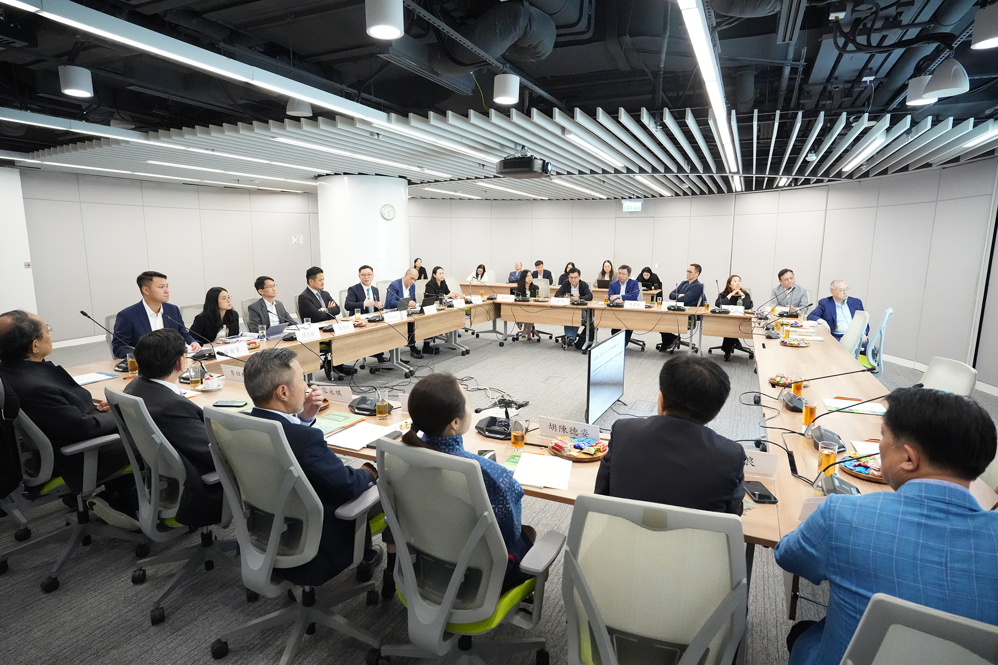 多名特首政策組專家組成員出席會議。