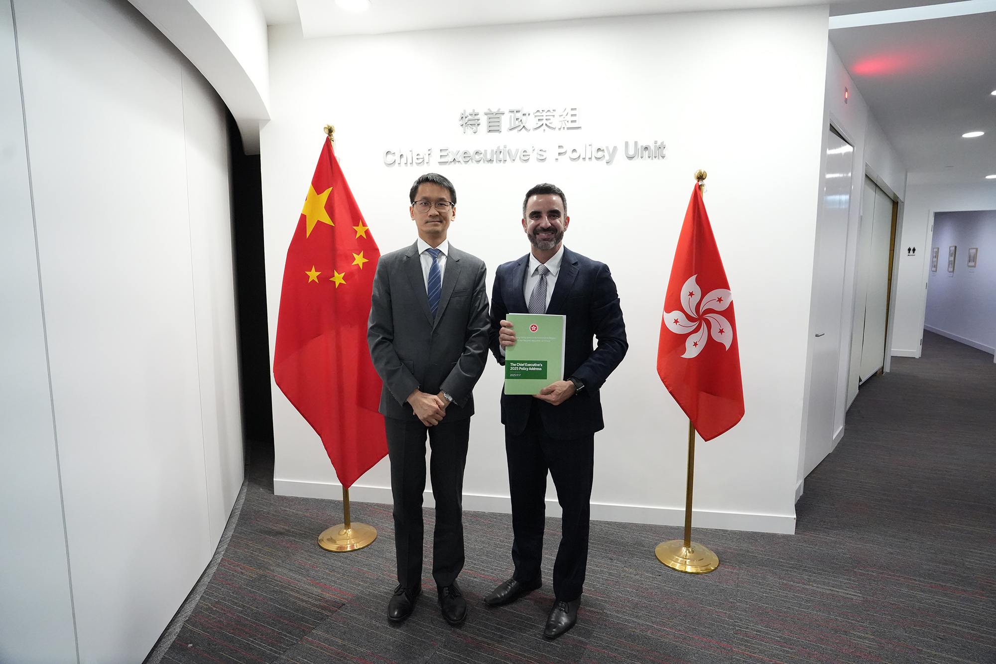 歐陽力（左）與巴西聯邦審計長辦公室反貪局局長Marcelo Pontes Vianna（右）會面。