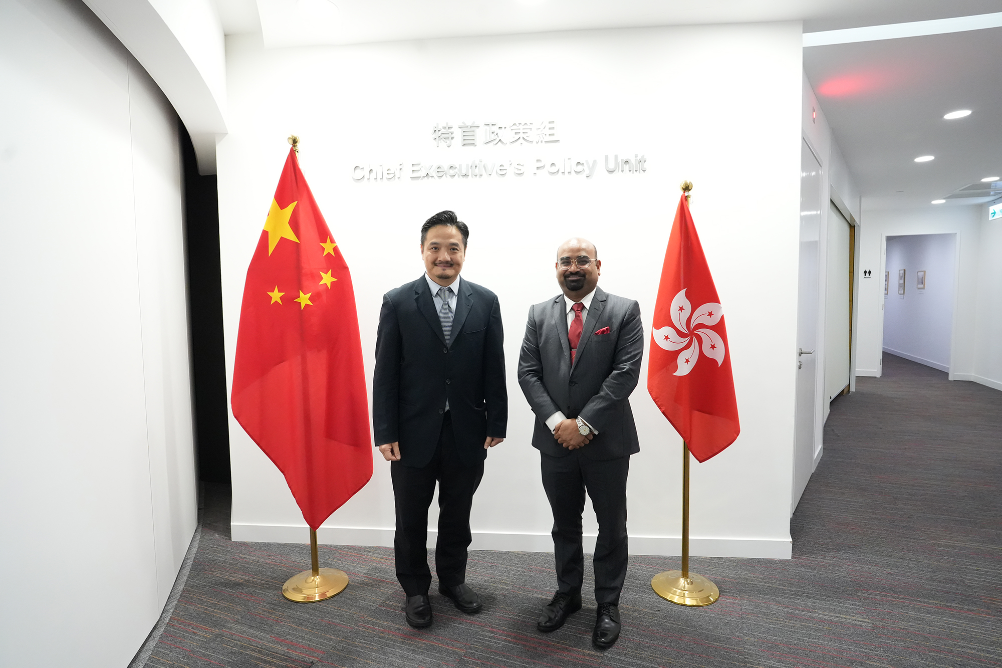黃元山博士（左）與印度駐港總領事Rajesh Narayan Naik（右）會面。