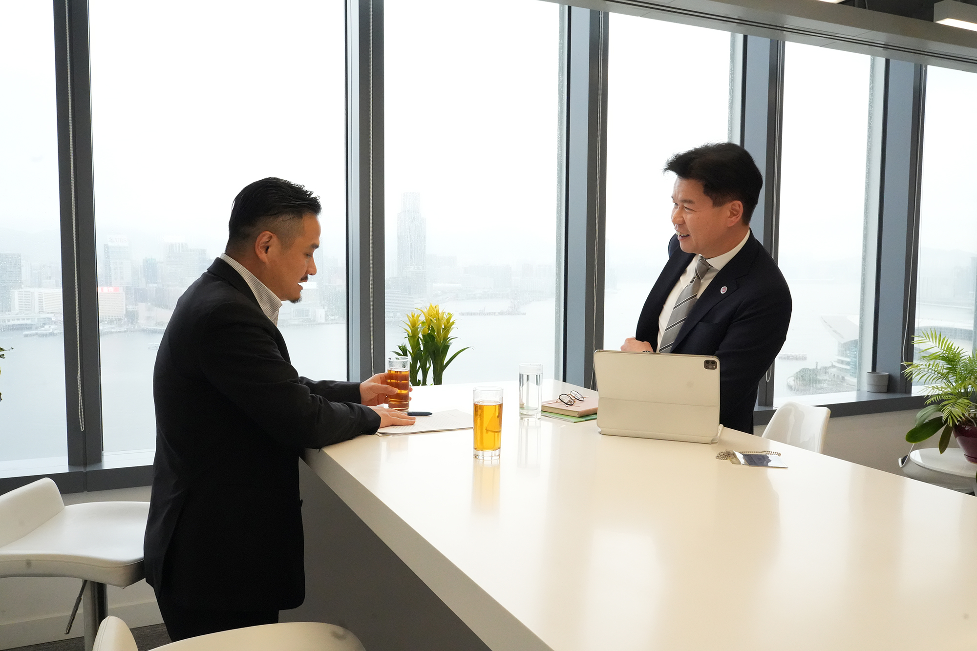 黃元山博士（左）與Berkley Insurance Company 首席執行官及香港律師會會長湯文龍律師（右）會面。