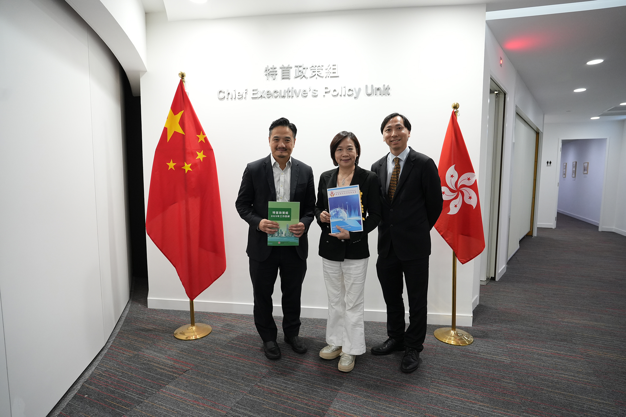 黃元山博士（左）與立法會議員、香港對外交流友好協會創會主席梁美芬教授（中），以及香港對外交流友好協會青年及社會發展成員孔永樂博士（右）會面。