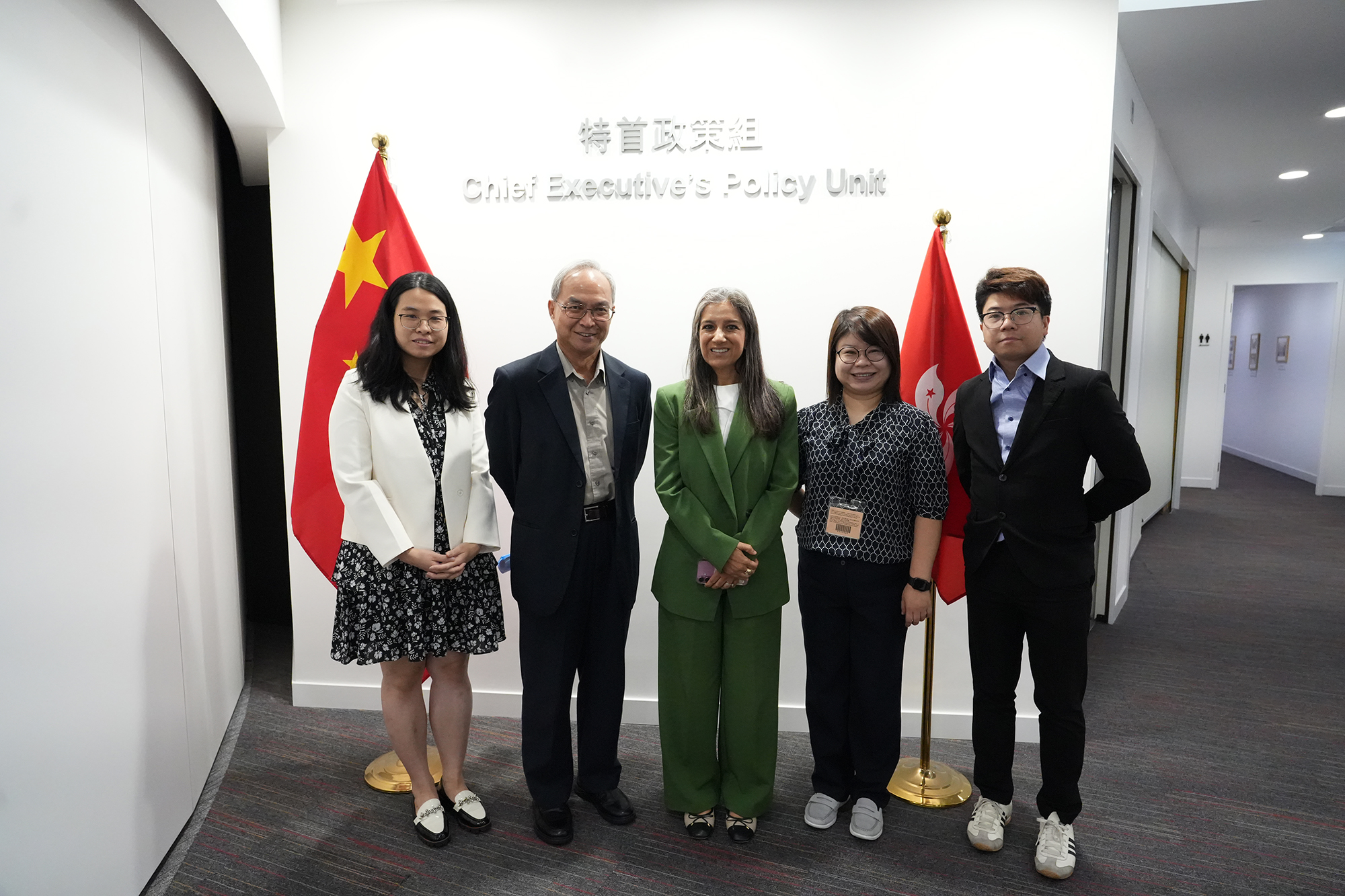 關家明（左二）與小彬紀念基金會創辦人Shalini Mahtani（中）的團隊會面。