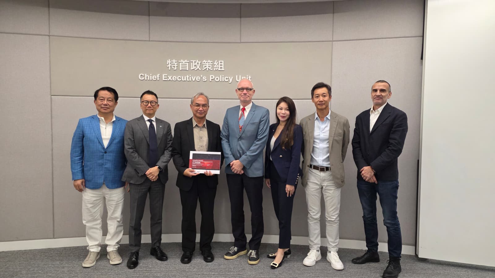 關家明（左）與香港城市設計學會代表Barry Wilson（中）一行會面。