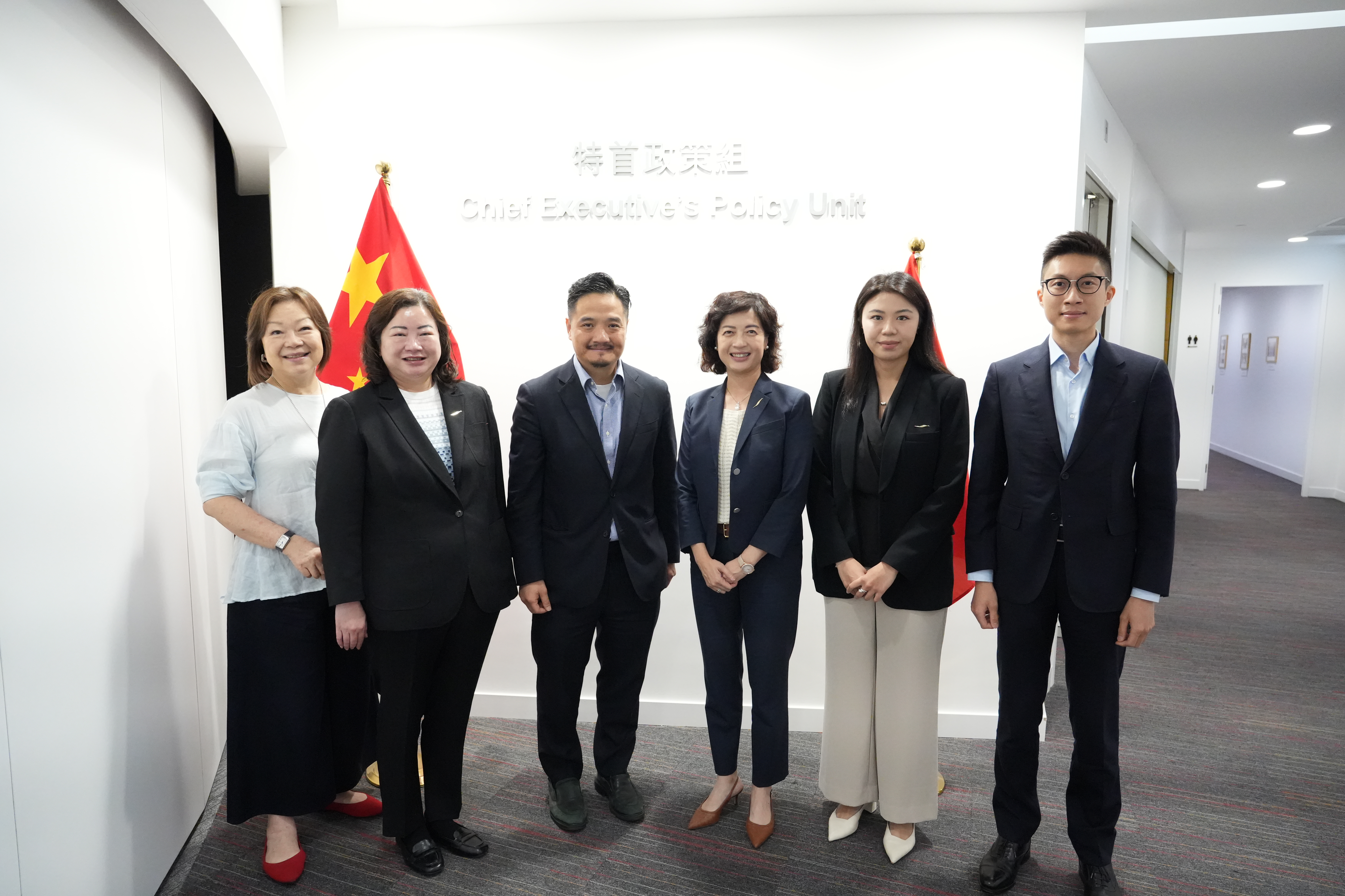 黃元山博士（左三）與香港商用航空中心行政總裁劉敏儀（右三）及高級總監張美儀（左二）一行會面。