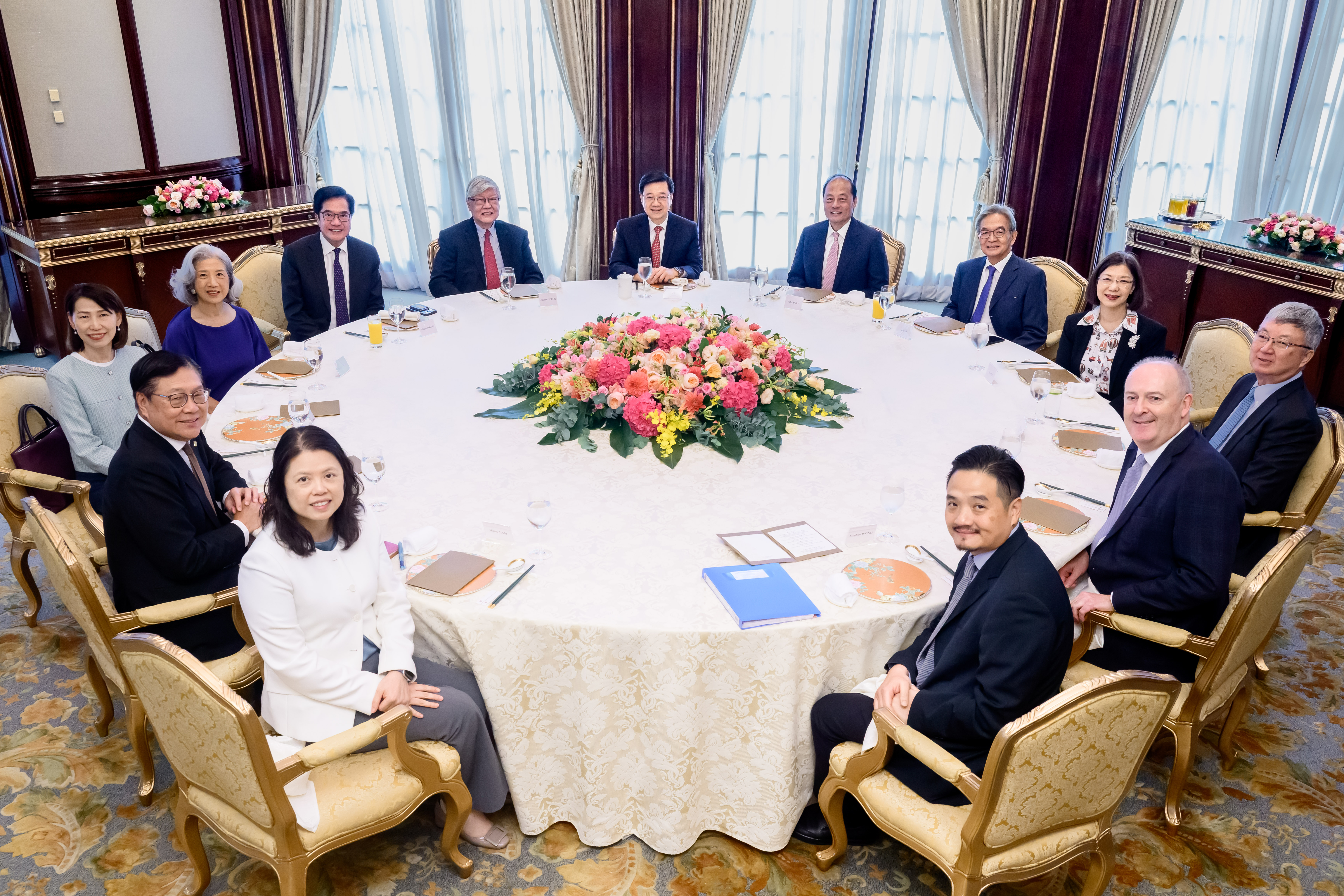 行政長官李家超主持特首顧問團午餐會議，以聽取顧問團成員就香港第一個五年規劃及二○二六年《施政報告》的意見。圖示七月二十八日舉行的第一場會議。