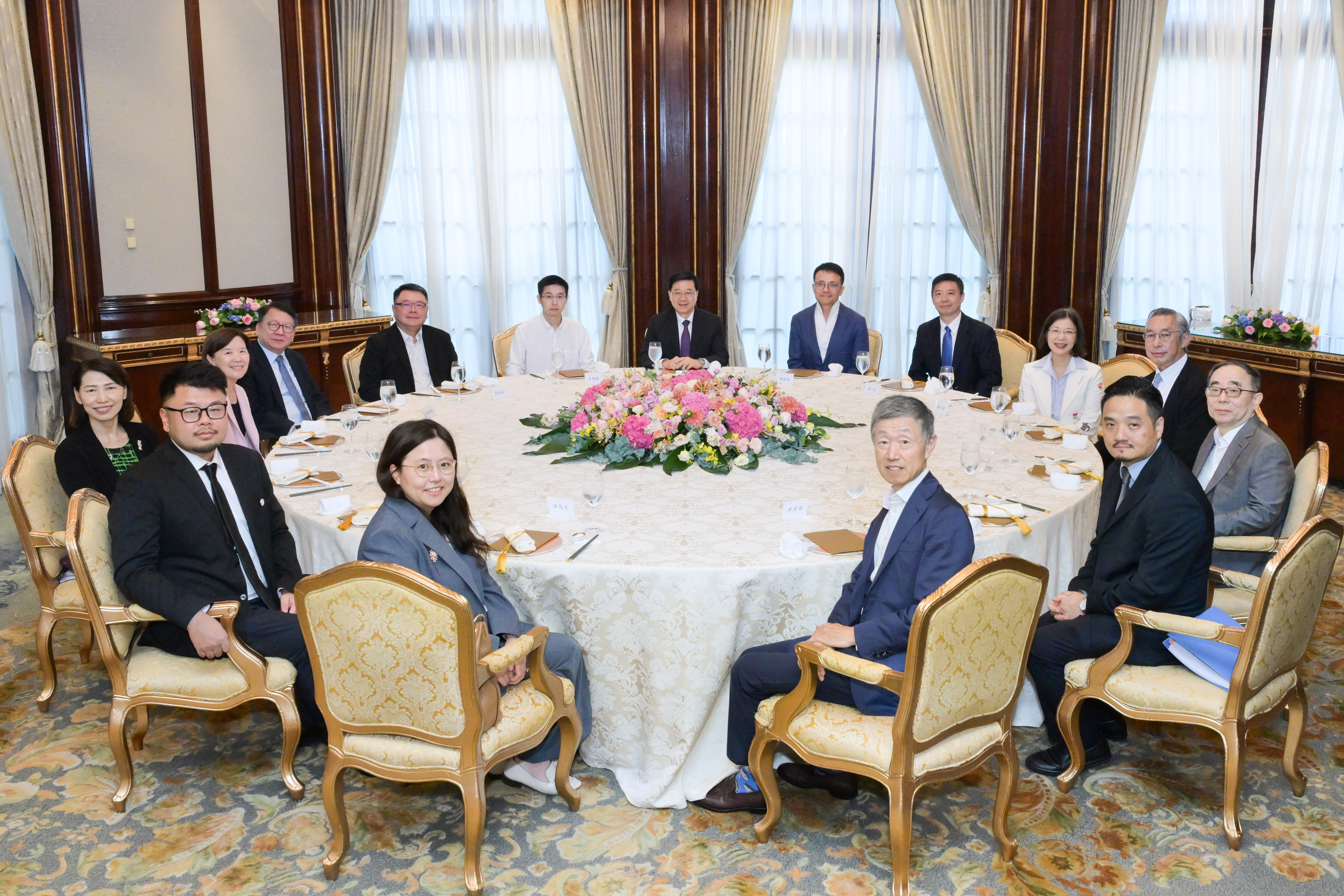 行政長官李家超主持特首顧問團午餐會議，以聽取顧問團成員就香港第一個五年規劃及二○二六年《施政報告》的意見。圖示七月二十九日舉行的第二場會議。