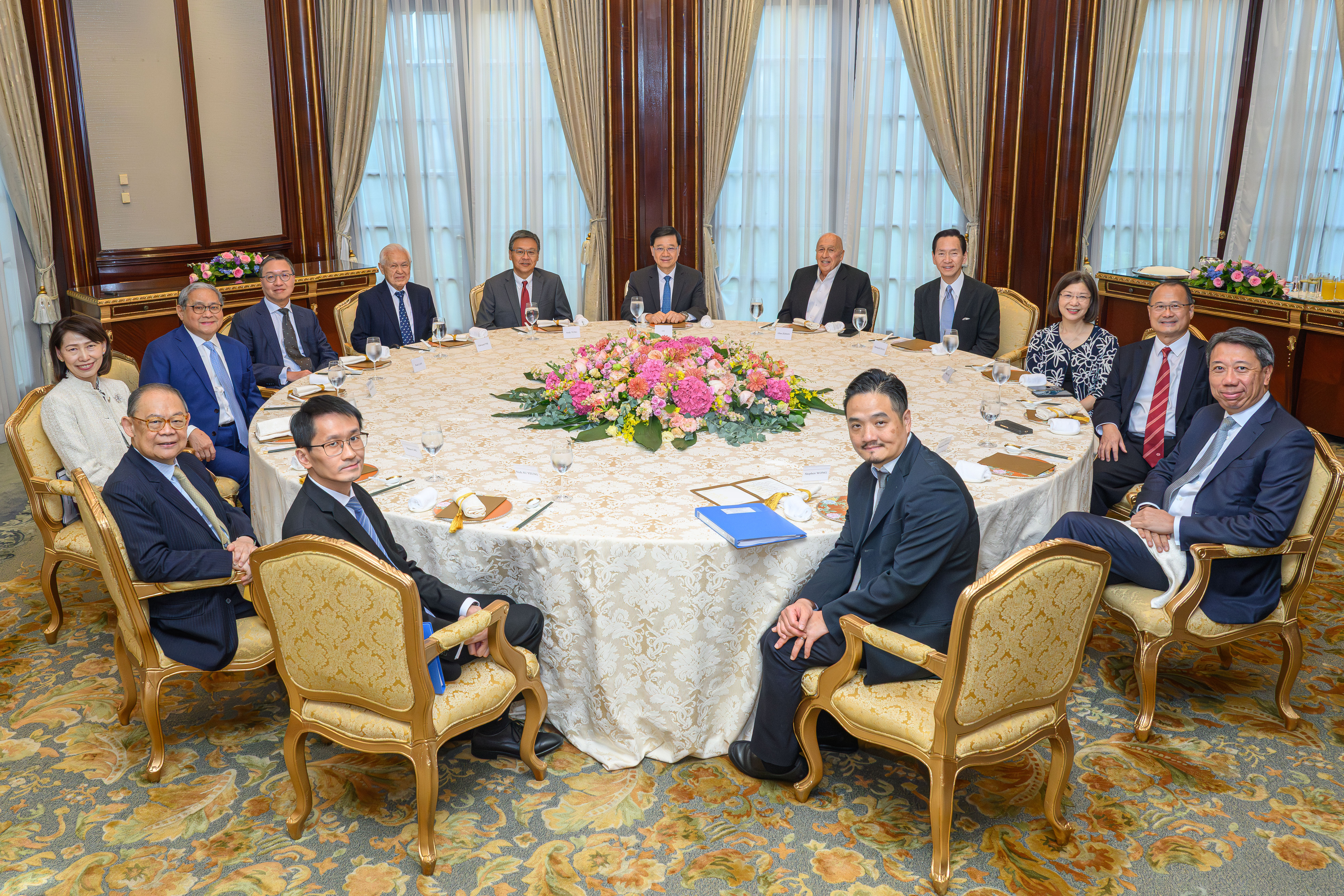 行政長官李家超主持特首顧問團午餐會議，以聽取顧問團成員就香港第一個五年規劃及二○二六年《施政報告》的意見。圖示七月三十日舉行的第三場會議。