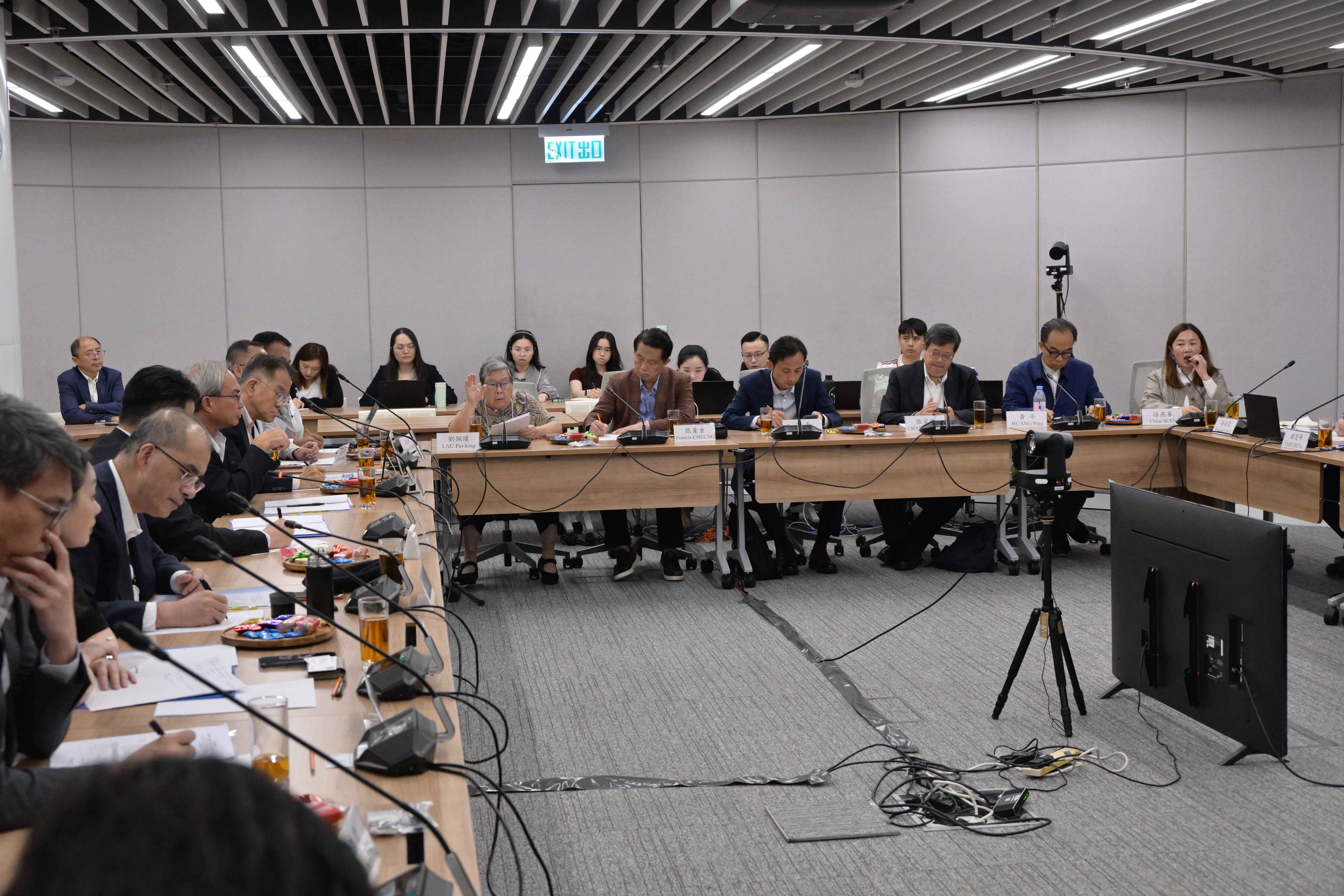 多名專家組成員出席會議。