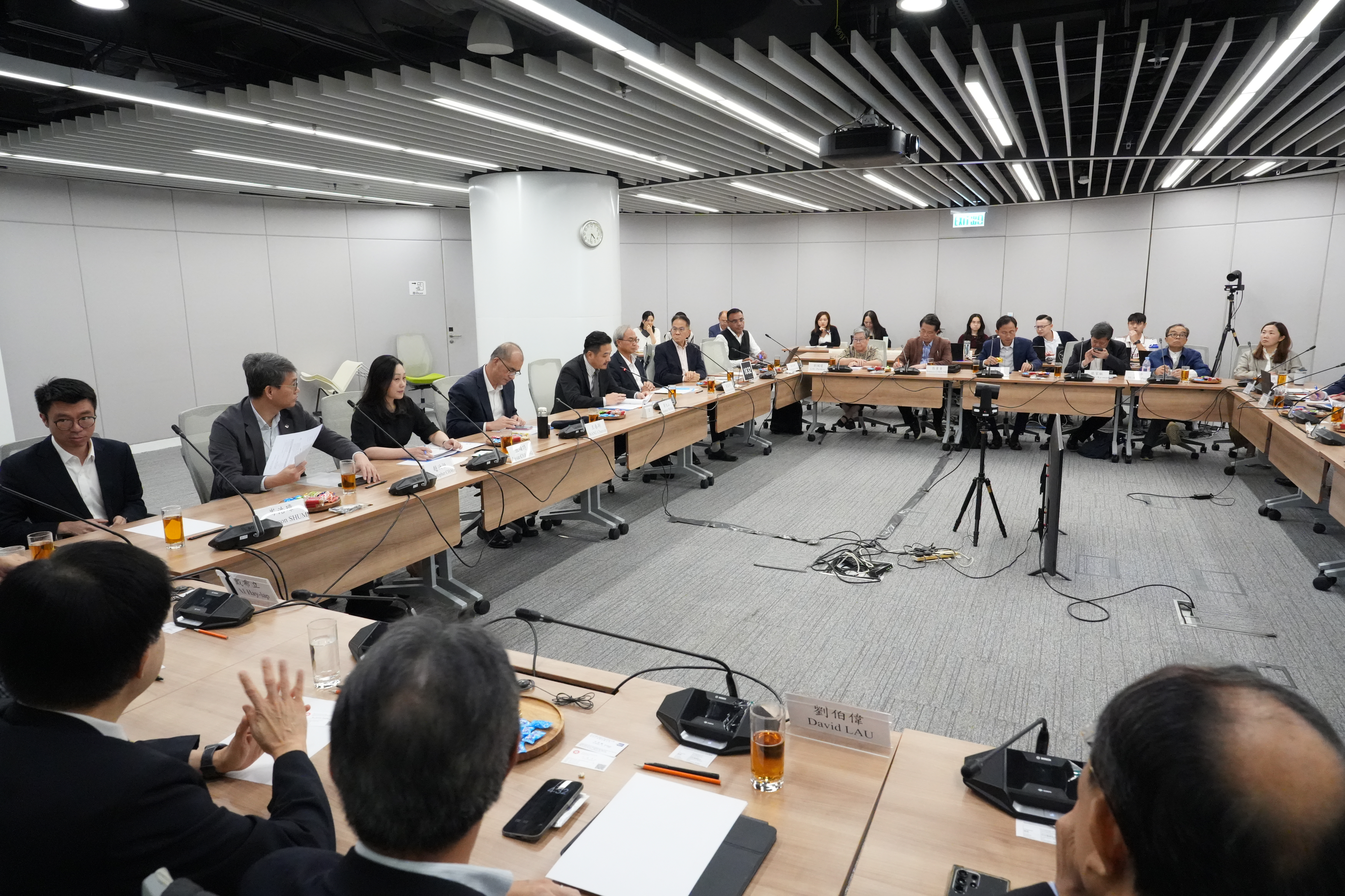 專家組成員在會議中表達意見。