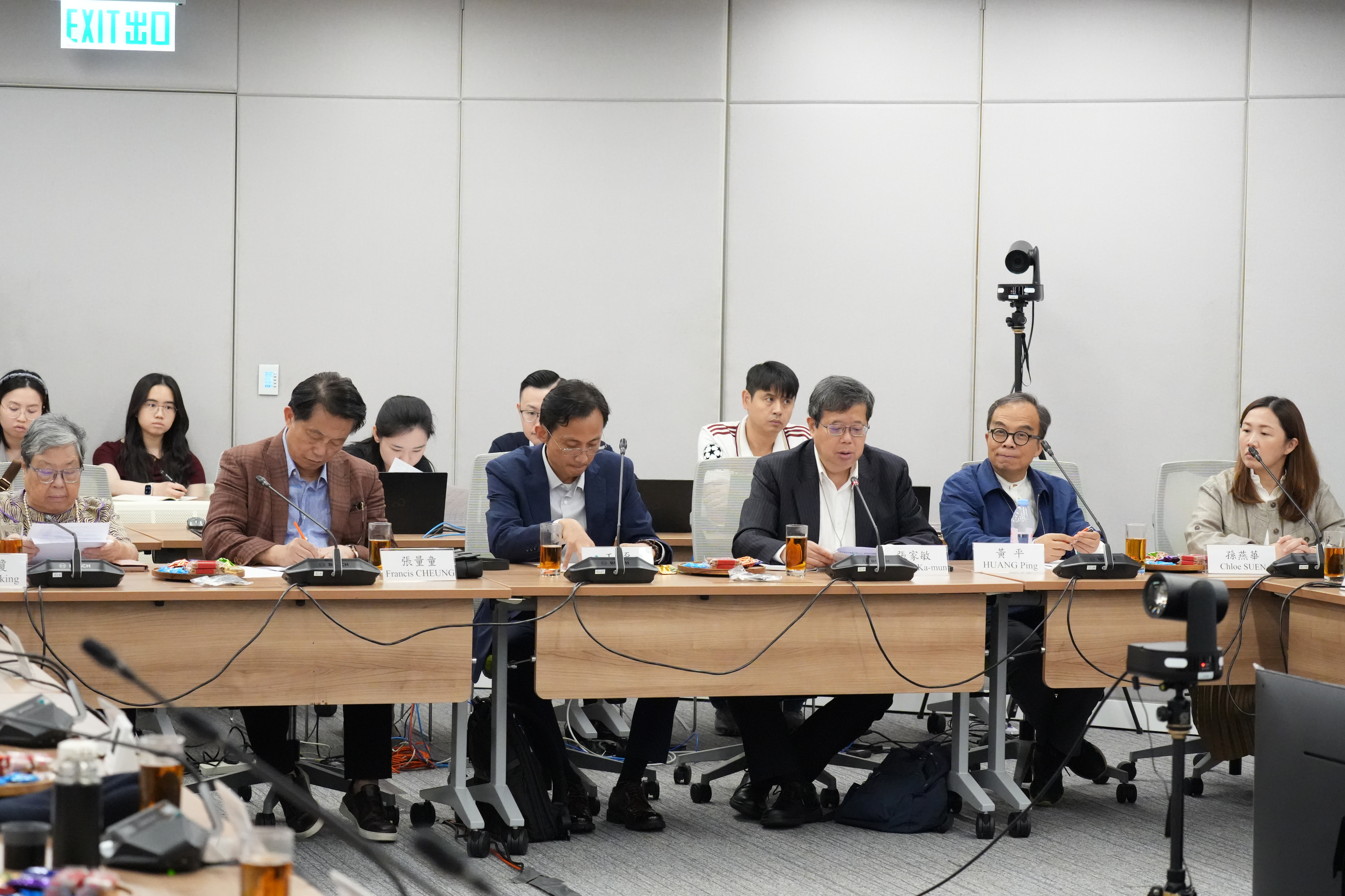 （前排左起）劉佩瓊教授、張量童博士、王磊博士、張家敏、黃平教授及孫燕華博士出席會議。