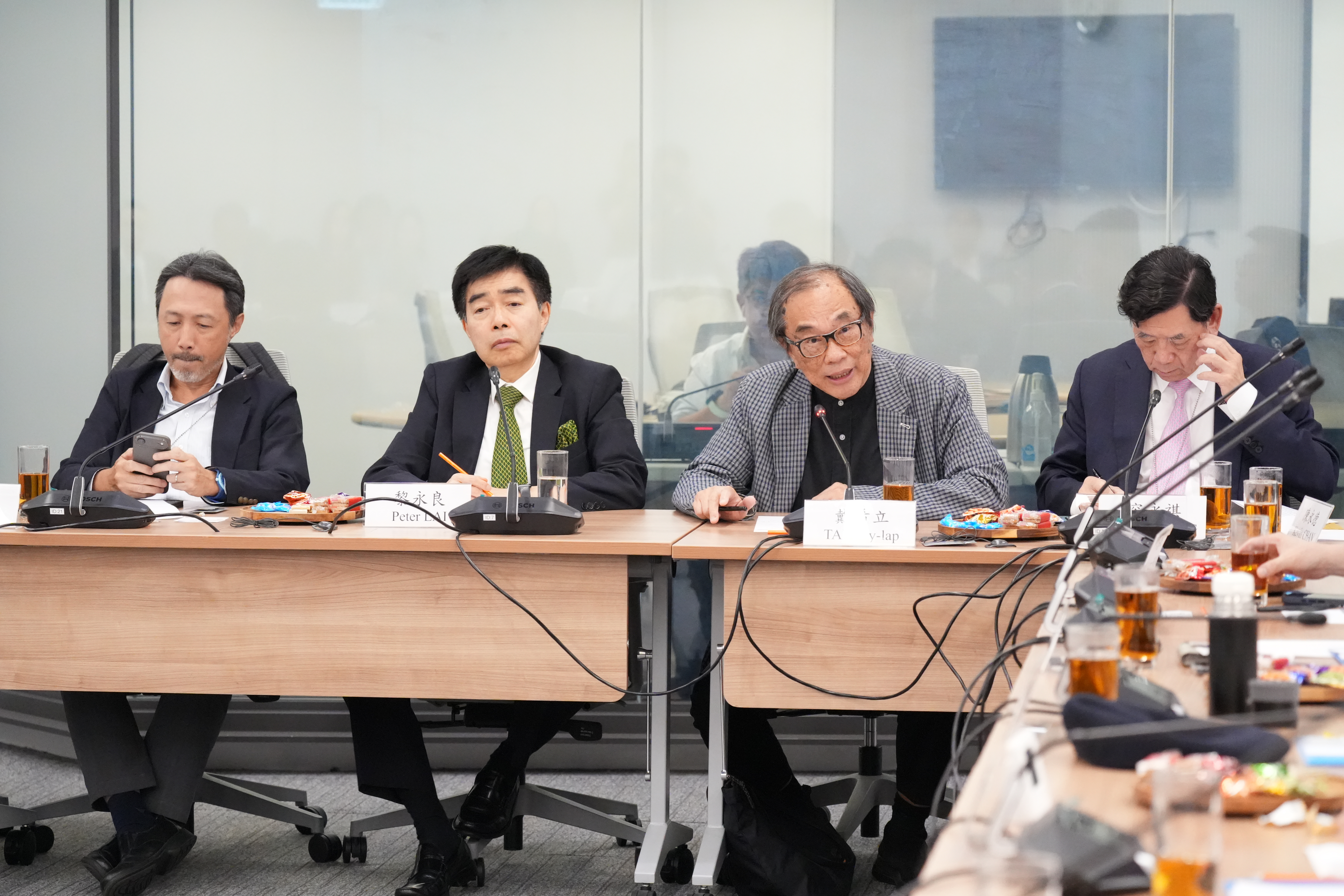 （左起）劉伯偉、黎永良、戴希立及容永祺出席會議。
