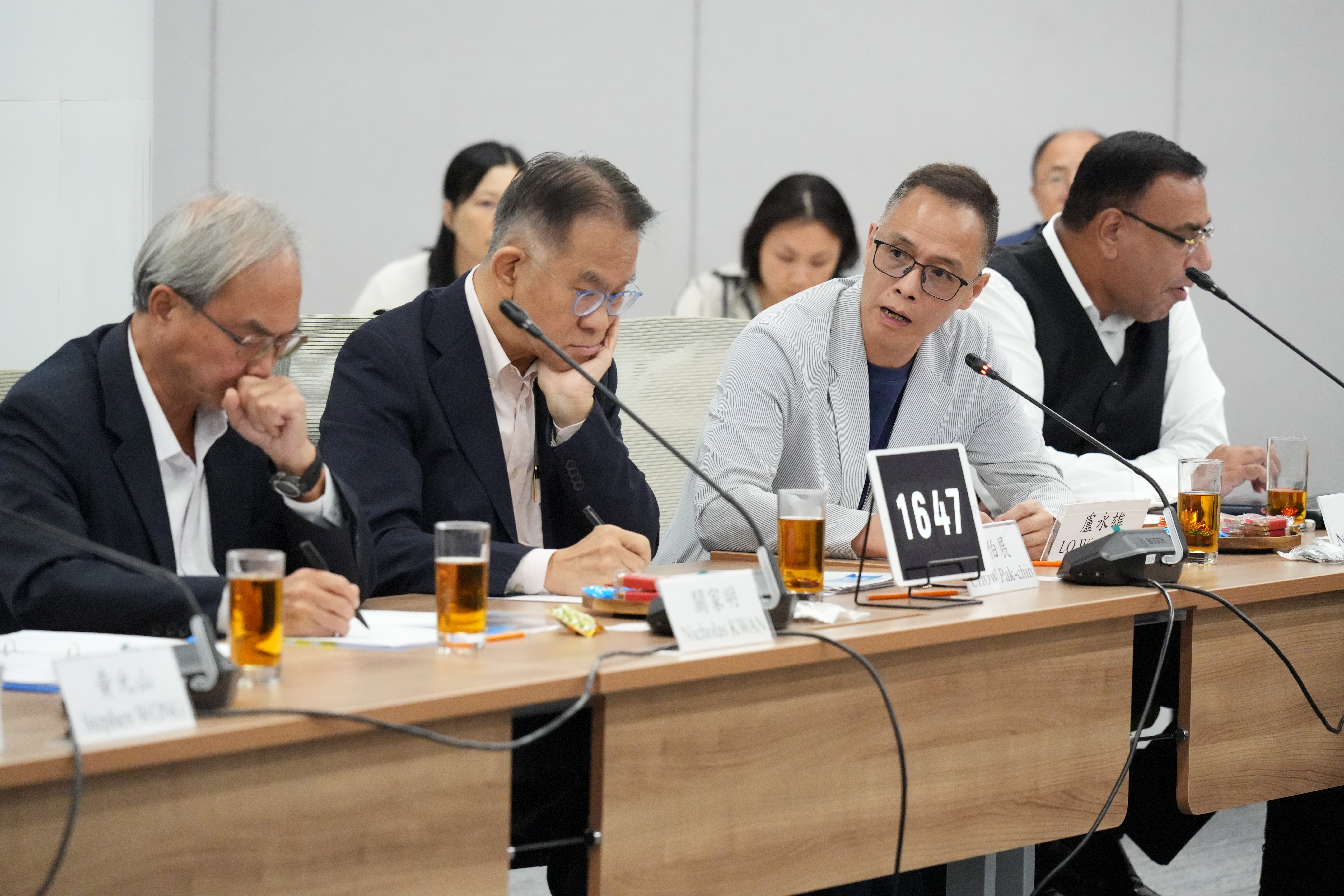 （前排左起）關家明、周伯展醫生、盧永雄及白立邦教授出席會議。