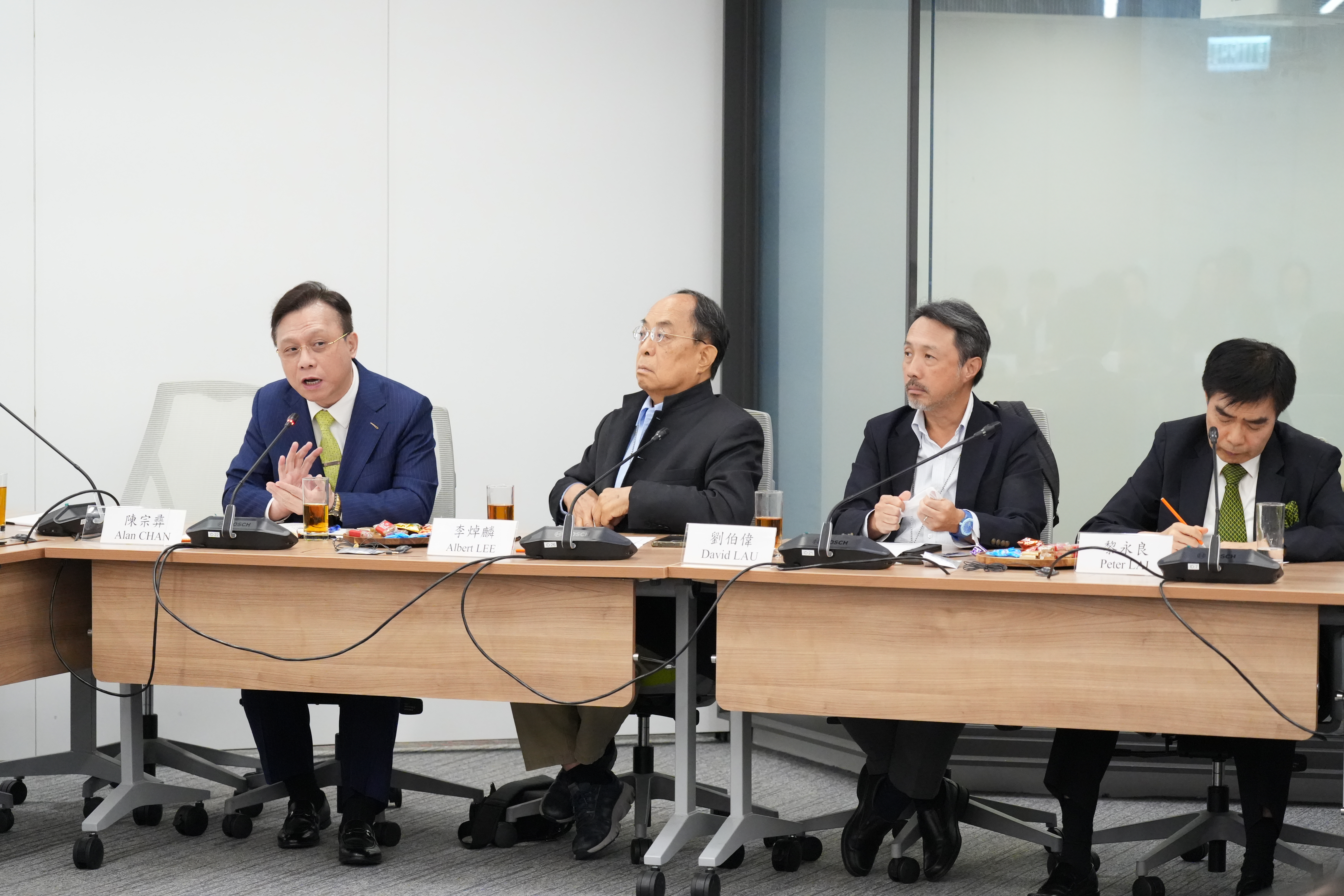 （左起）陳宗彝、李焯麟、劉伯偉及黎永良出席會議。