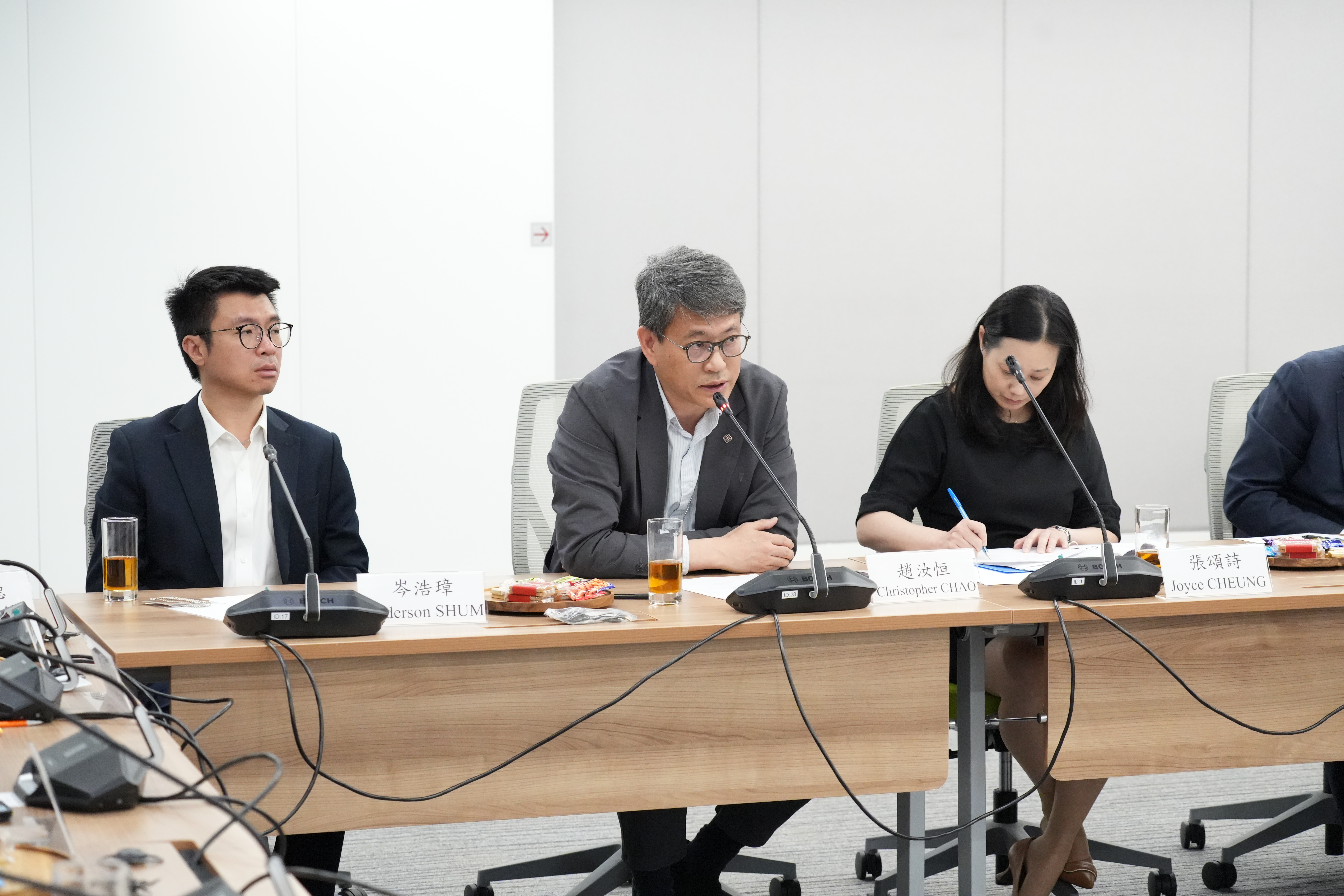 （左起）岑浩璋教授、趙汝恒教授及特首政策組助理組長張頌詩出席會議。