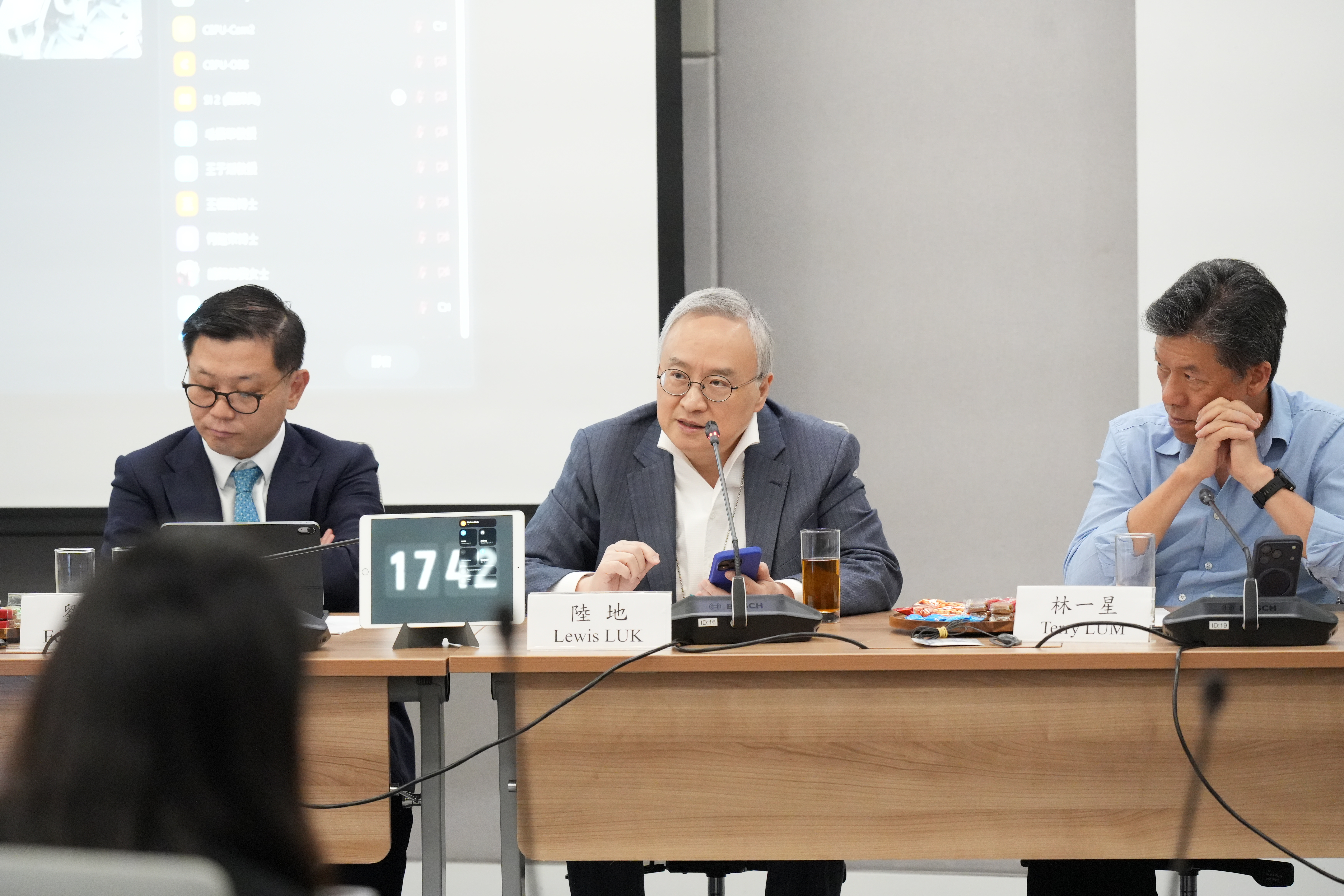 （左起）劉洋、陸地博士及林一星教授出席會議。