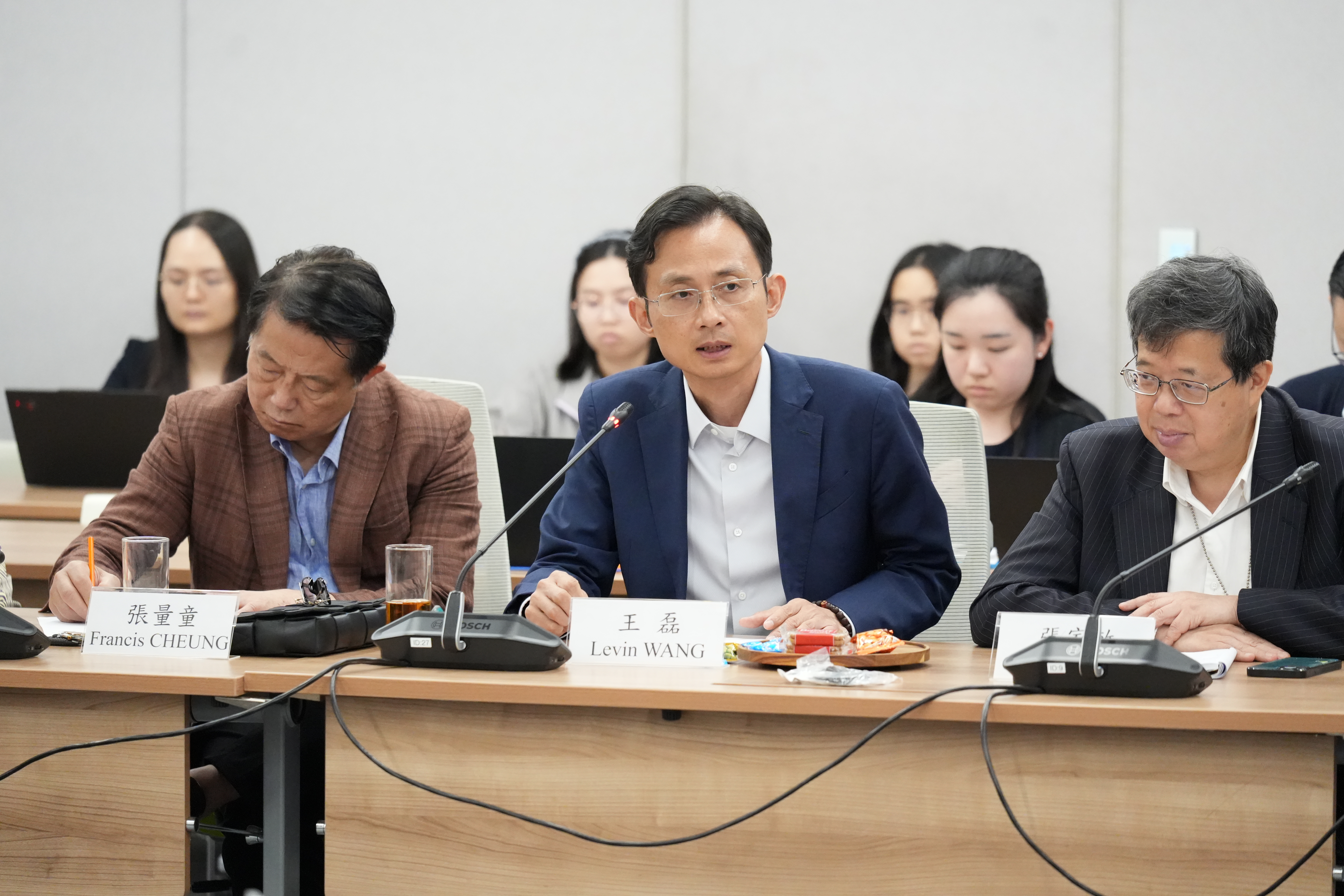 （前排左起）張量童博士、王磊博士、及張家敏出席會議。