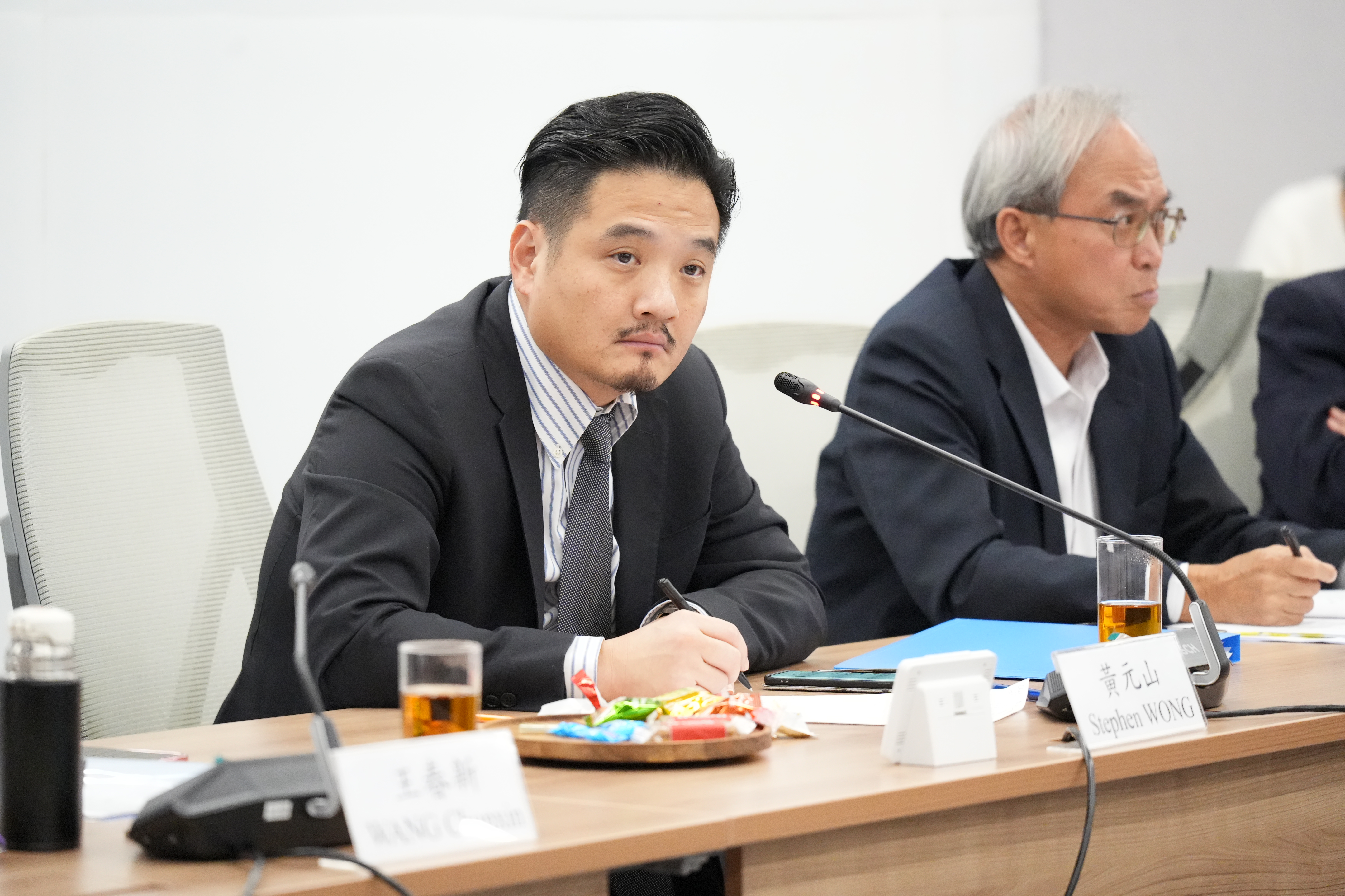 黃元山博士（左）主席會議。右為關家明。