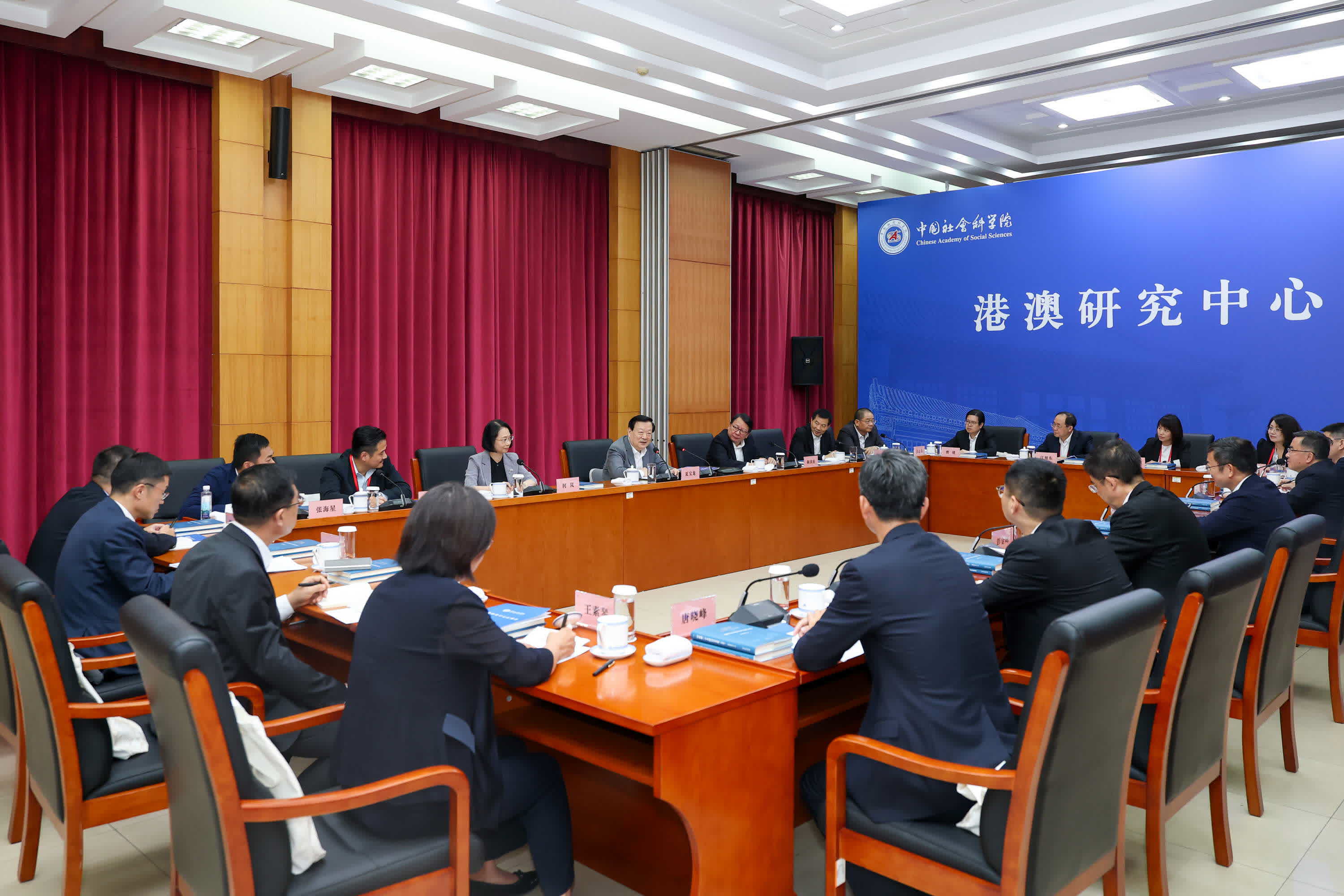 政務司司長陳國基赴北京出席中國社會科學院舉辦的港澳研究中心成果發布和揭牌儀式，黃元山博士隨行。