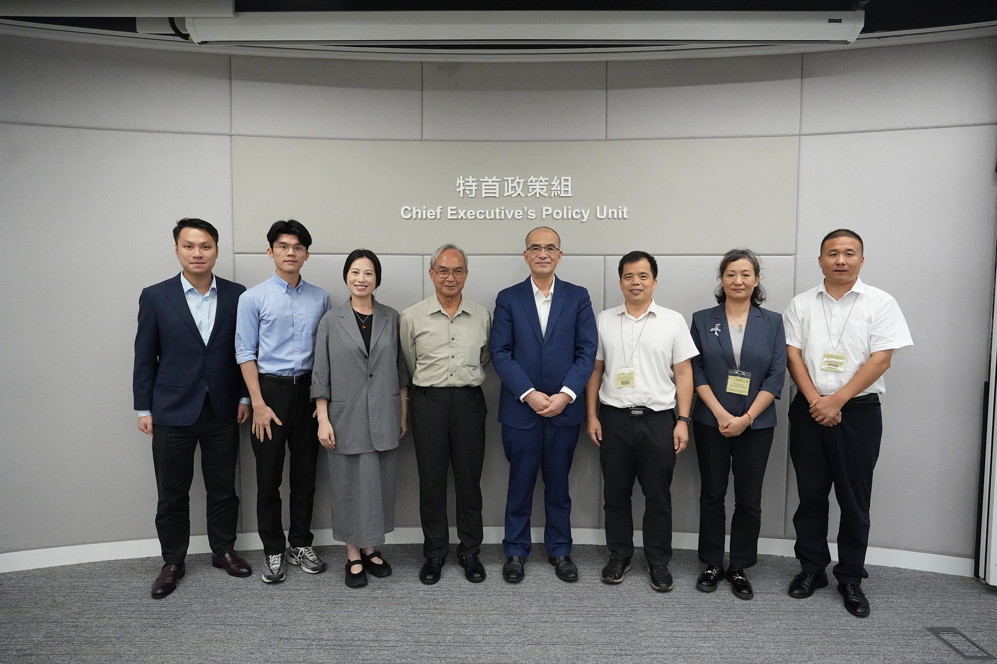 王春新博士（右四）及關家明（左四）與江門市推進粵港澳大灣區建設領導小組辦公室一行，包括江門市發展改革局黨組成員、市大灣區辦常務副主任葉茂森（右三）等會面。