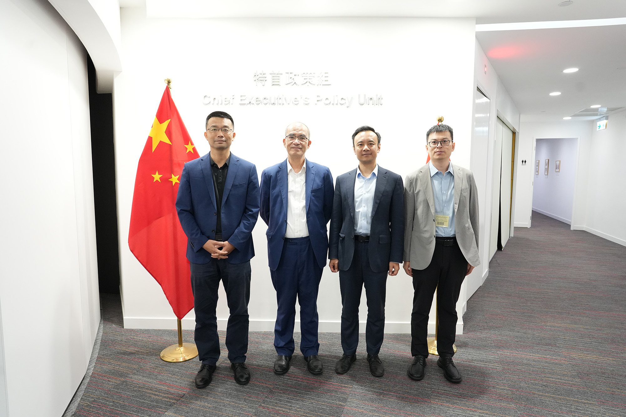 王春新博士（左二）與開放原子開源基金會副秘書長李博（右二）一行會面。