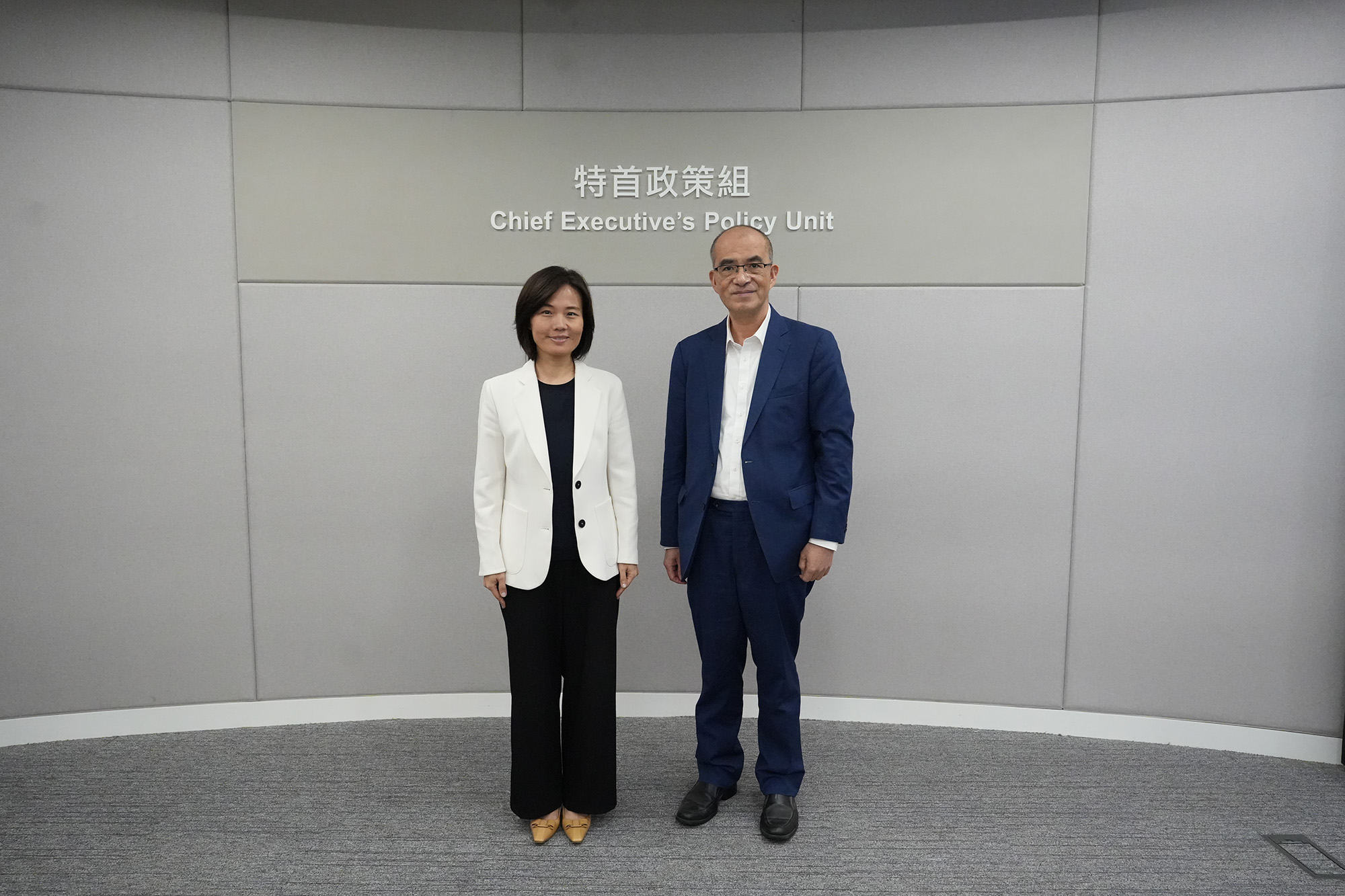 特首政策組副組長王春新博士(右)與賽迪研究院副院長張小燕(左)主持座談會。