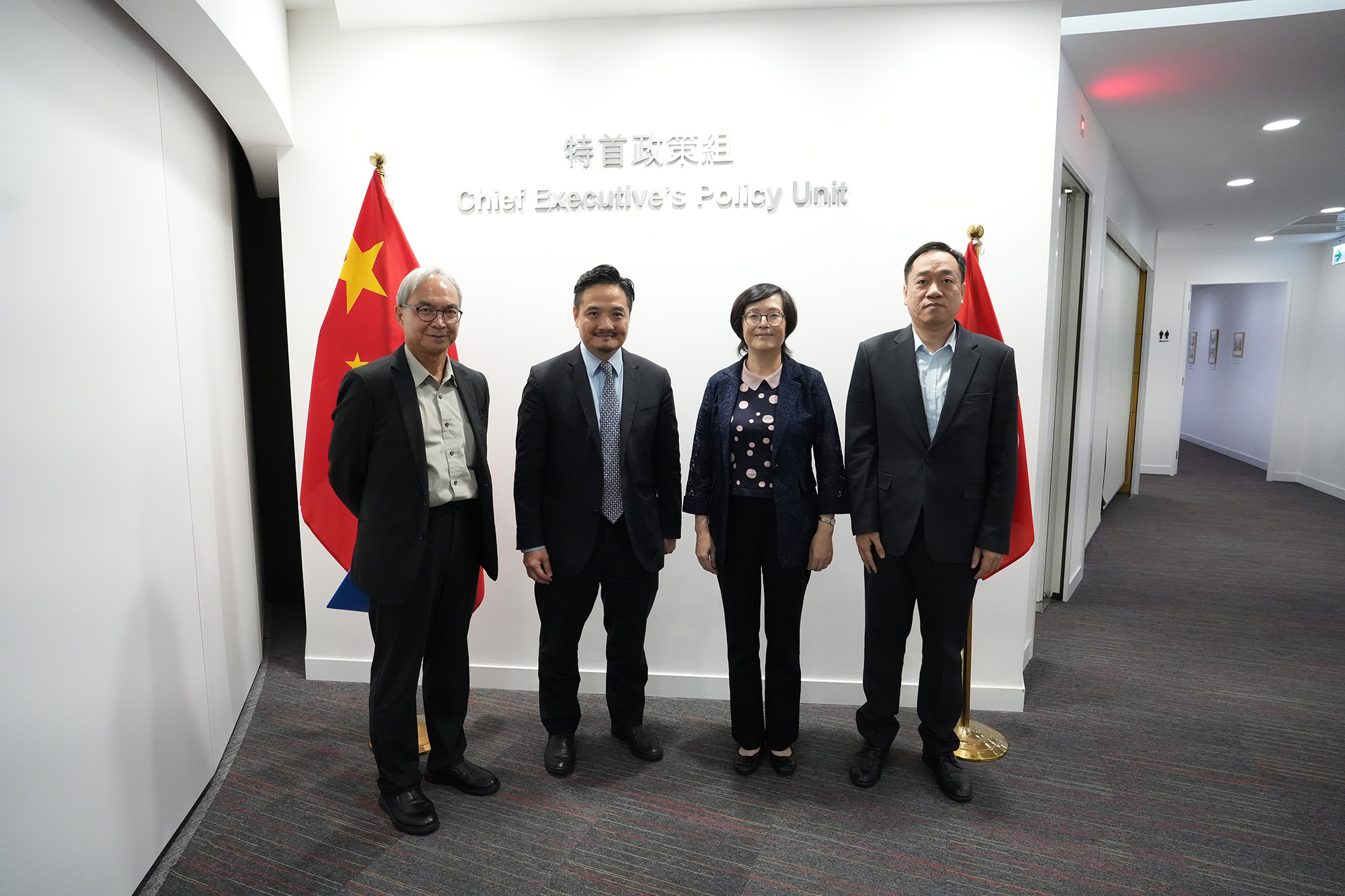 黃元山博士（左二）及關家明（左一）與廣東省港澳事務辦公室主任陳麗文（右二）一行會面。