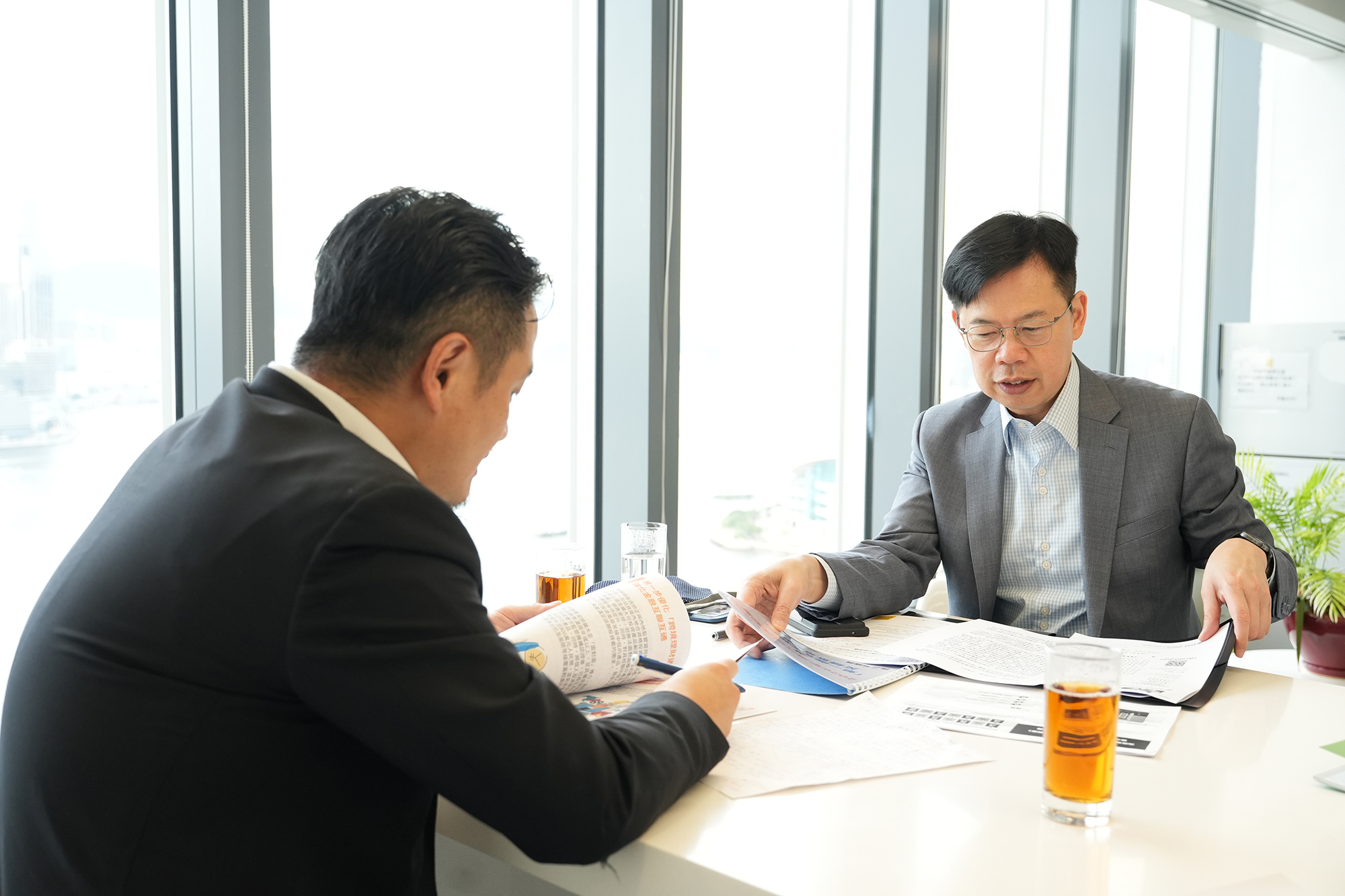 黃元山博士（左）與陳振英議員（右）會面。