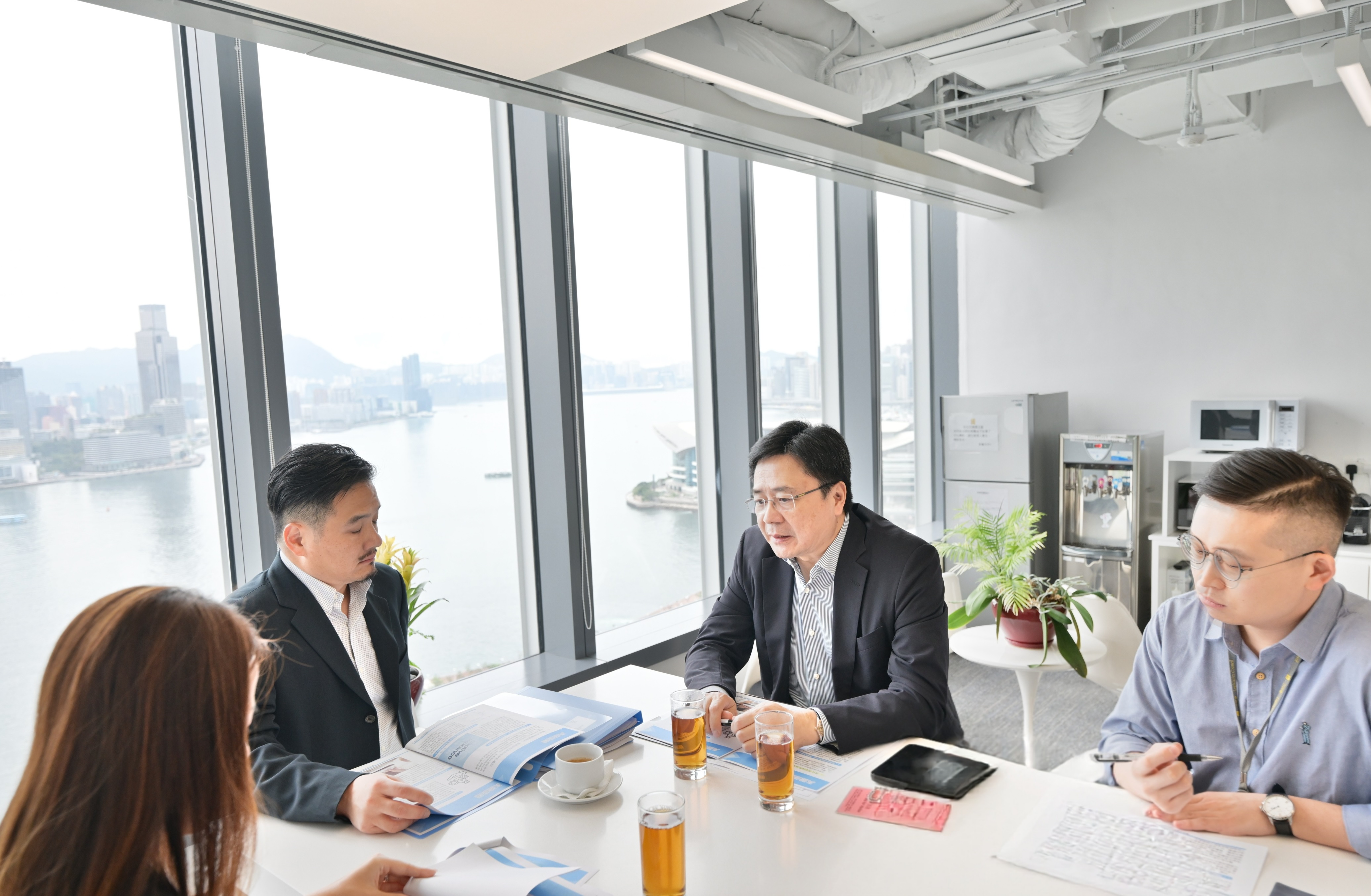 黃元山博士（左二）與陳沛良議員（右二）會面。