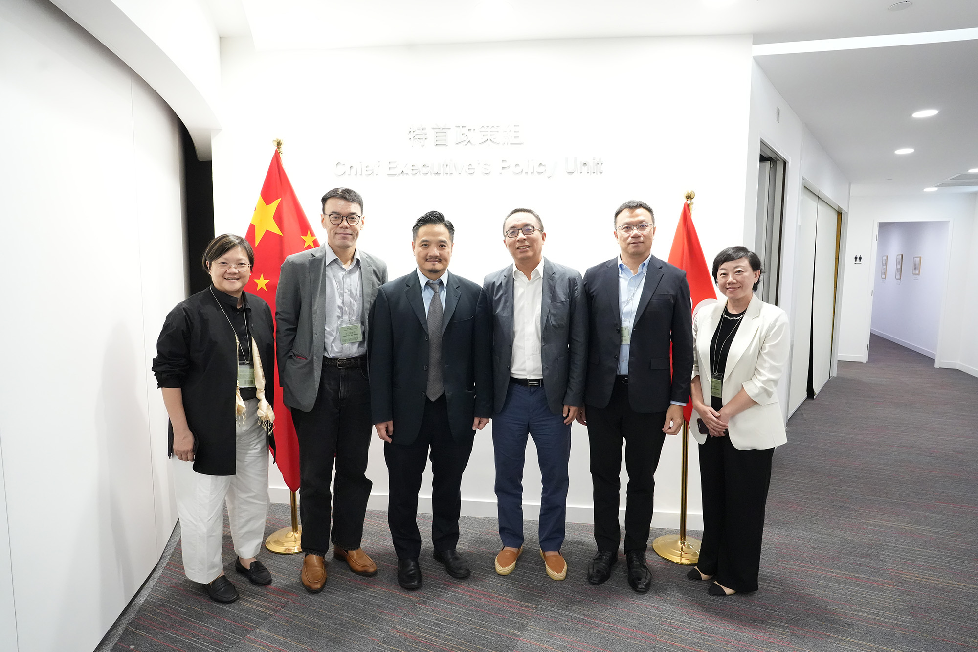黃元山博士（左三）與GKE Metal Logistics首席執行官李晶（右三）、華潤物流總經理吳桉（右二）及芝加哥商品交易所賣方客戶發展與銷售總監李致偉（左二）一行會面。