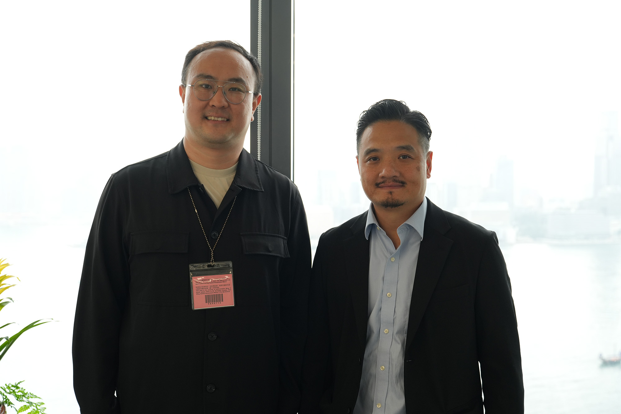 黃元山博士（右）與上海垣信衛星科技有限公司業務發展與銷售部總監汪海沛（左）會面。