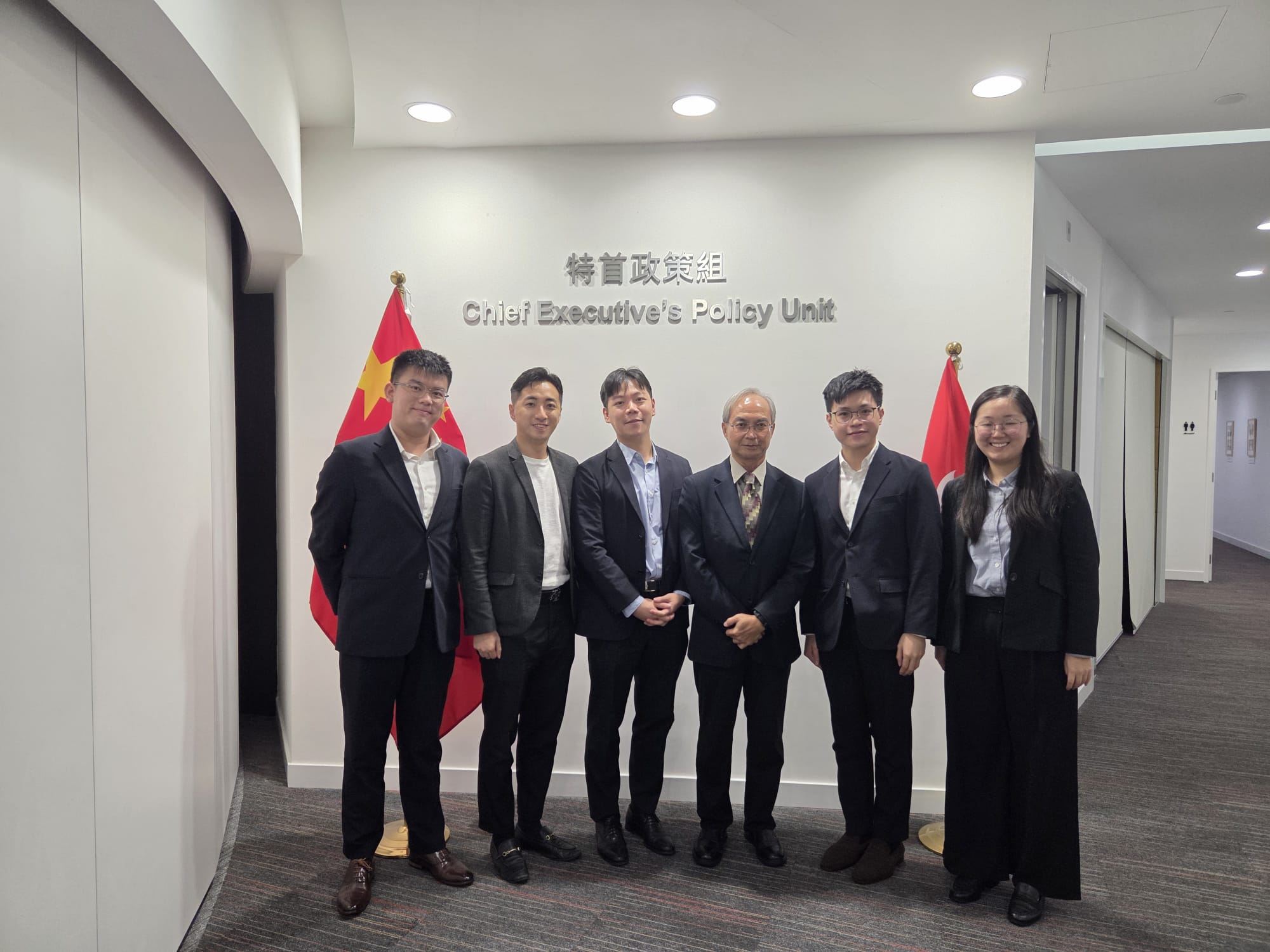 關家明（右三）與騰訊集團大灣區公共事務部總監蔡嘉麟（右二）的團隊會面。