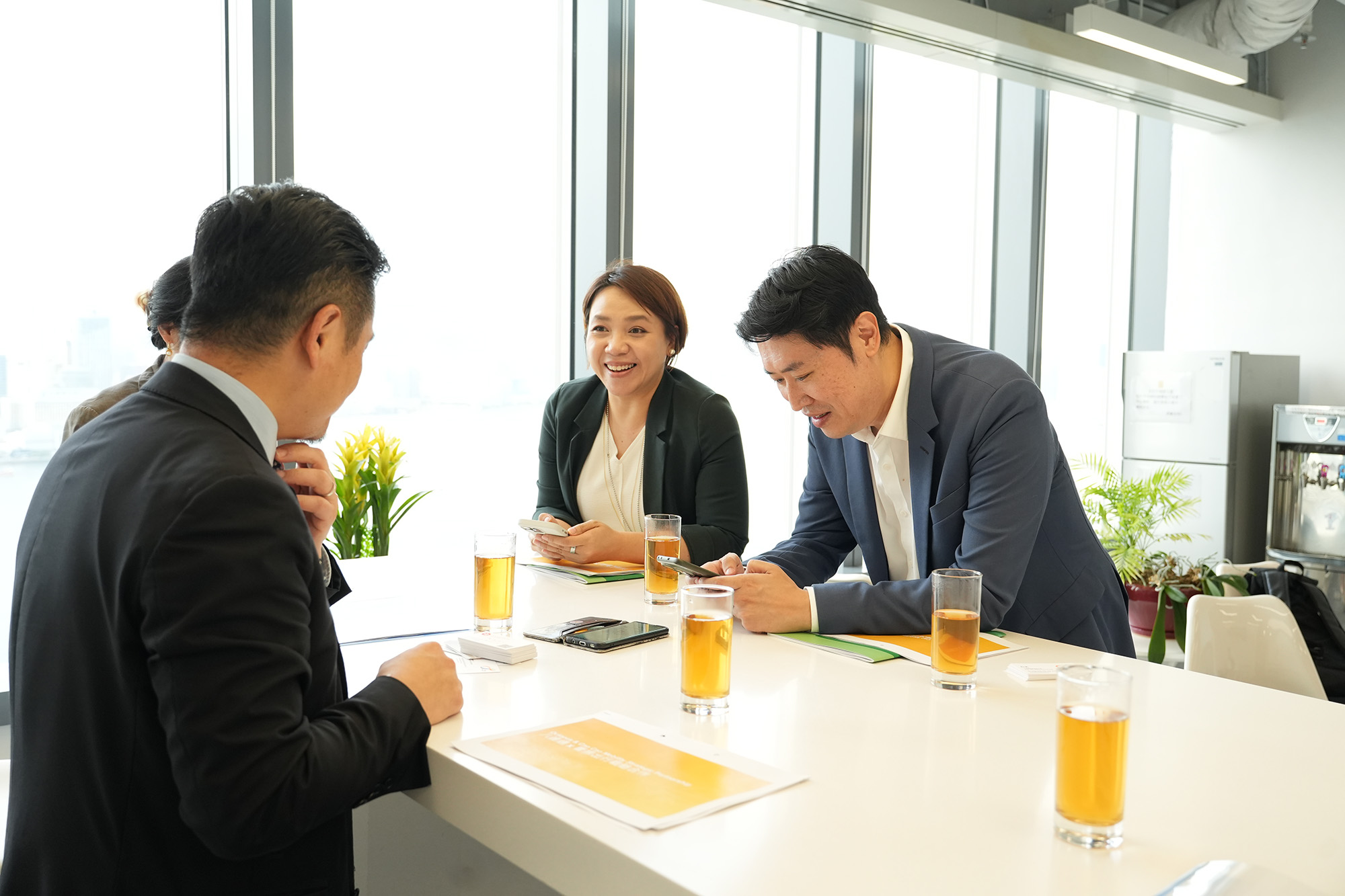黃元山博士（左一）與八達通集團行政總裁應天麒（右一）及八達通卡有限公司政府關係及公共事務總經理鄧珮頤（右二）會面。