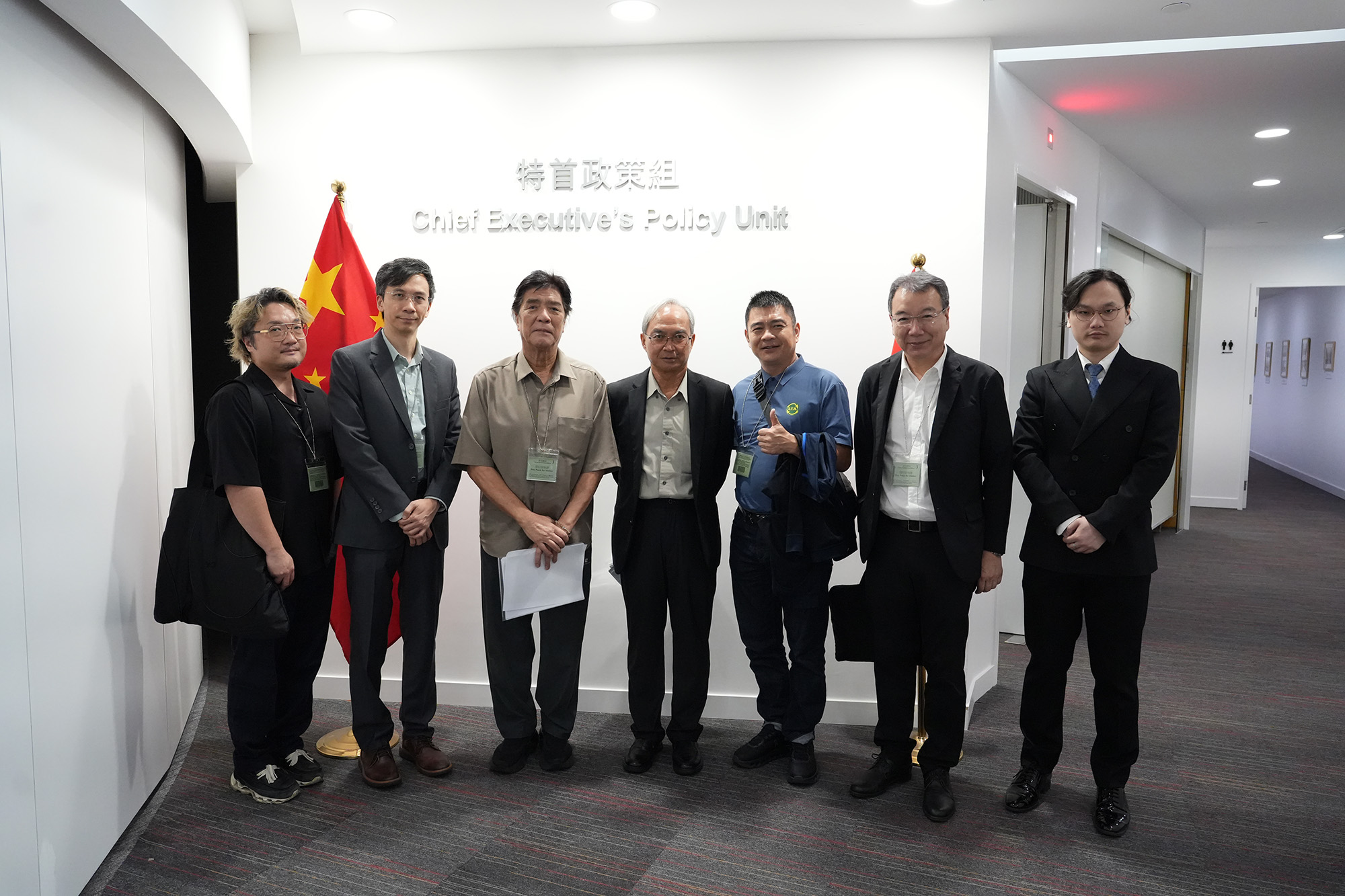 關家明（中）與環保園租戶會面。