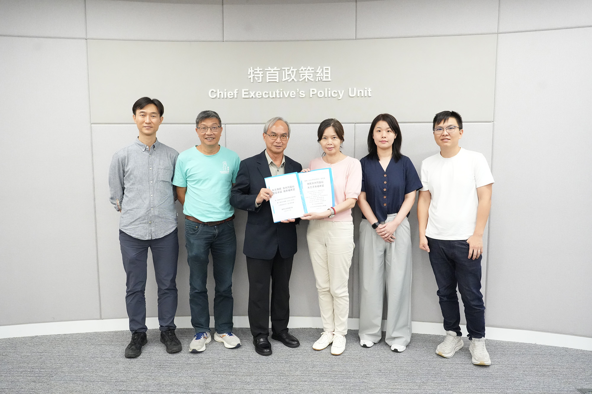 關家明（左三）與香港社區組織協會副主任施麗珊（右三）一行會面。