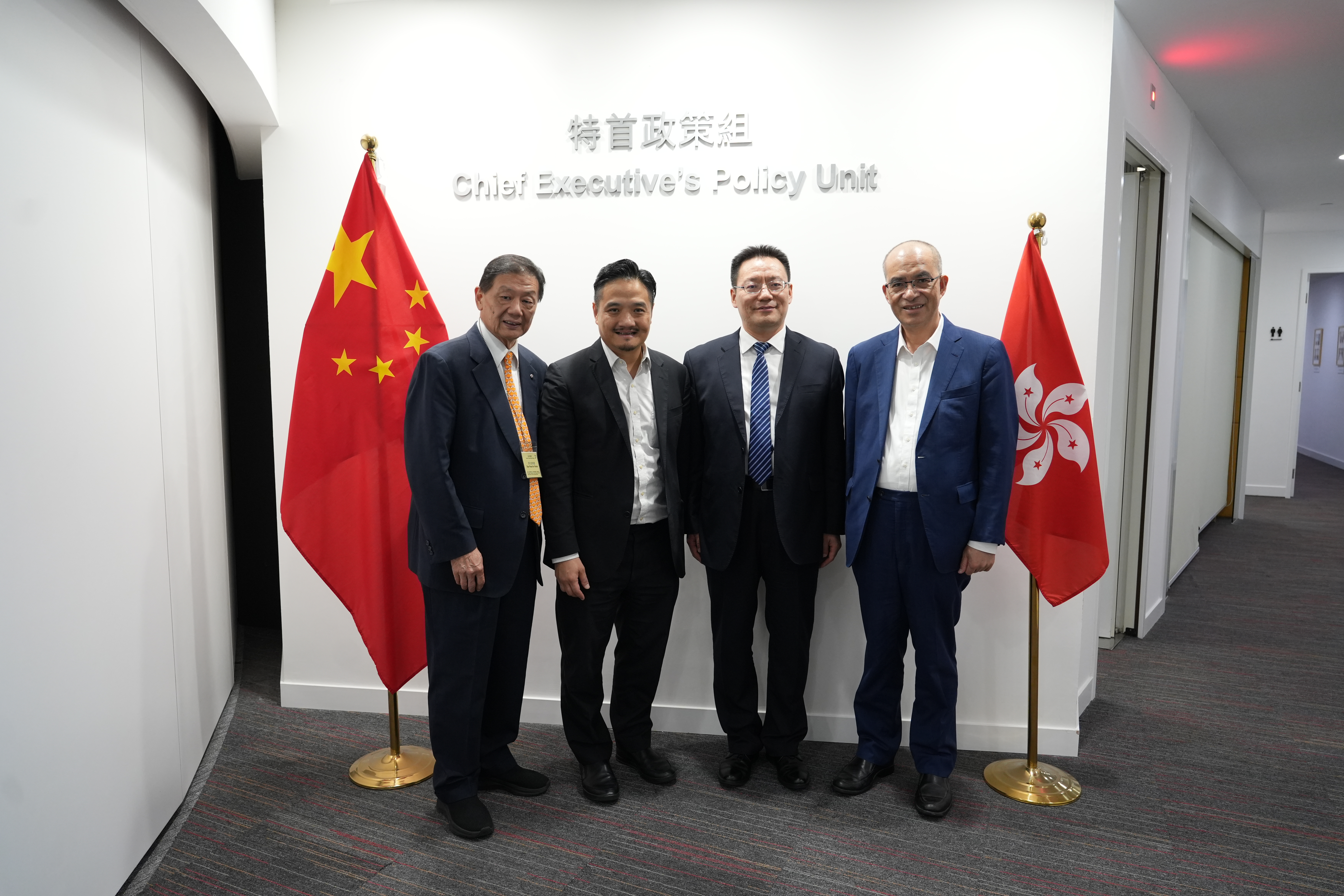 黄元山博士（左二）及王春新博士（右一）与国家发展和改革委员会国家信息中心信息化和产业发展部主任单志广（右二），以及港区全国人大代表胡晓明教授（左一）会面。