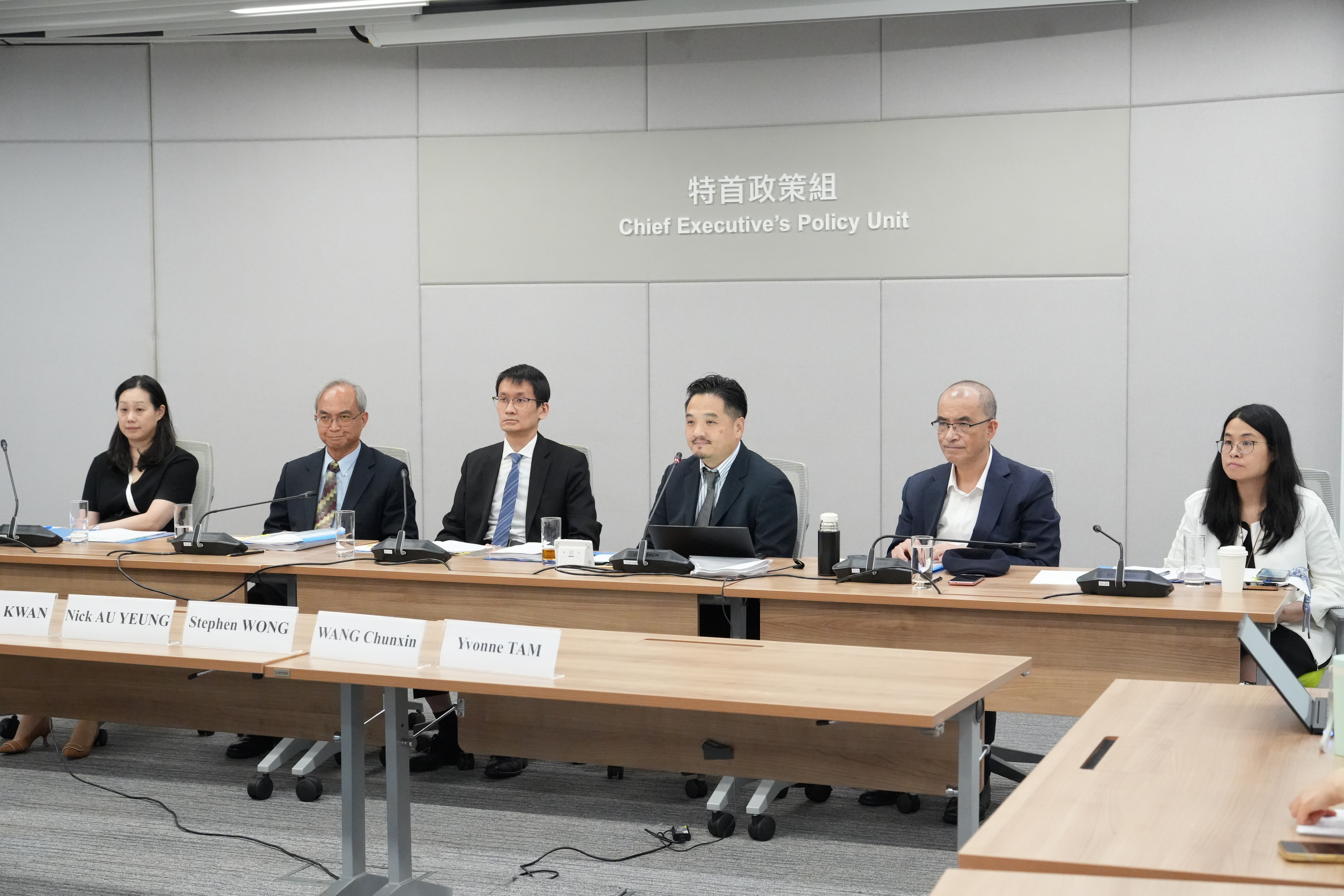 （左起）特首政策組助理組長張頌詩、特首政策組副組長關家明、特首政策組副組長歐陽力、黃元山博士、特首政策組副組長王春新博士及特首政策組助理組長譚恩媛聽取民間及本地大學智庫的意見。
