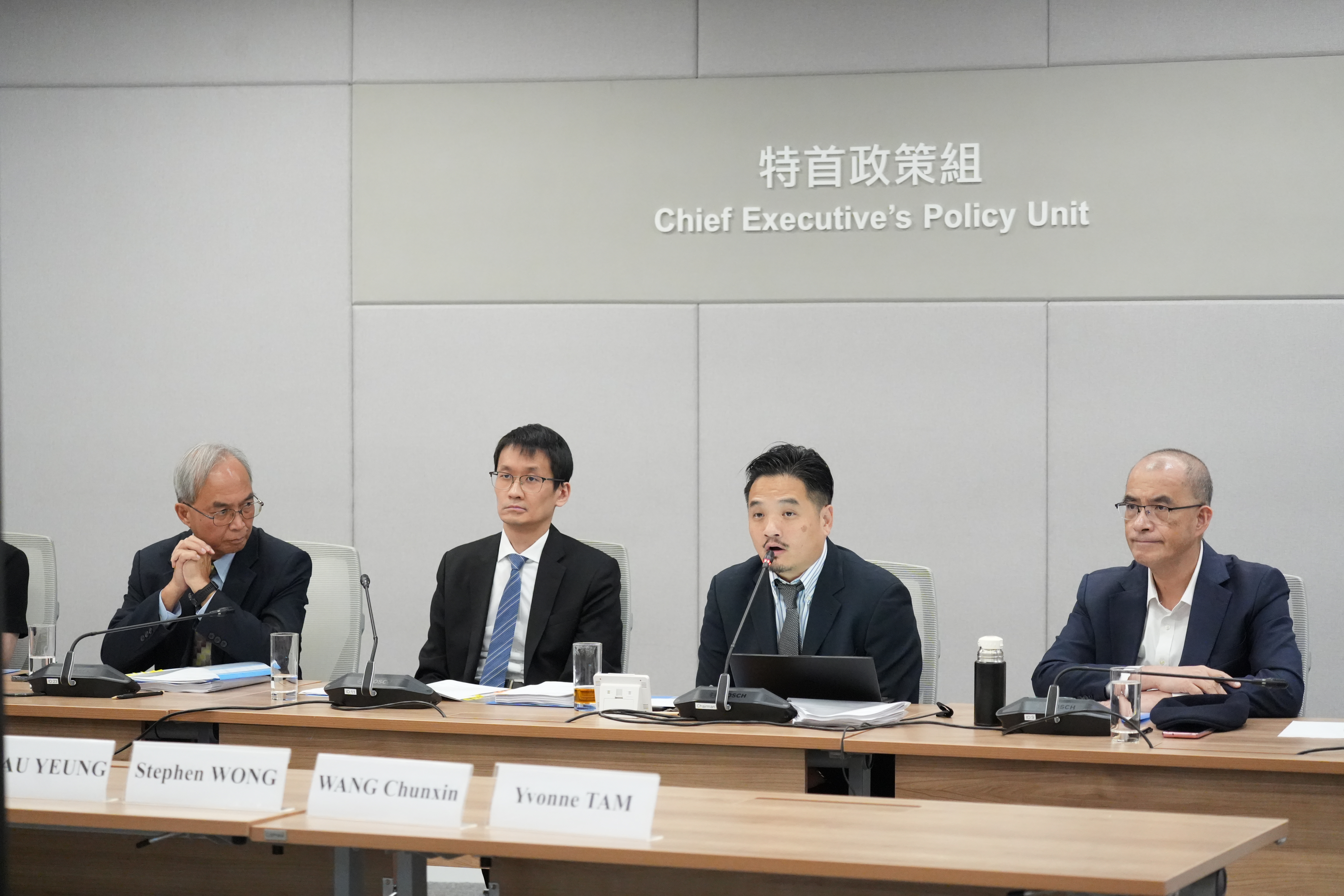 （左起）關家明、歐陽力、黃元山博士及王春新博士聆聽各智庫代表的意見。